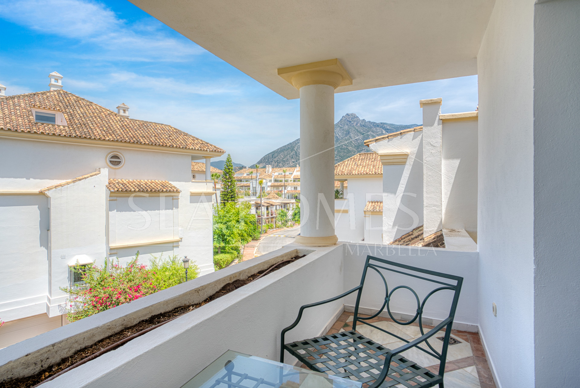 Wonderful three bedroom, south east facing duplex penthouse in the exclusive and gated community of Monte Paraiso on the Golden Mile