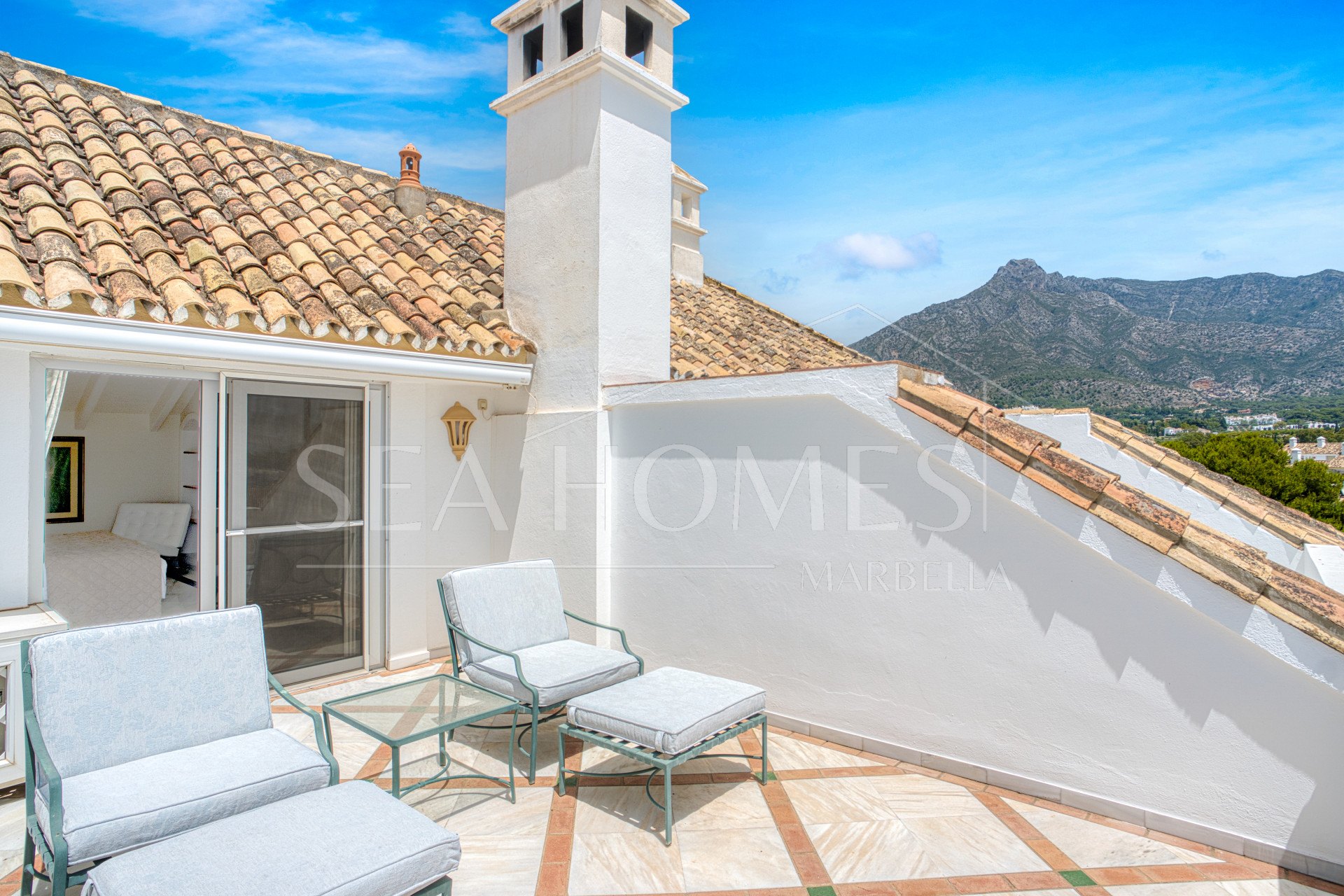 Wonderful three bedroom, south east facing duplex penthouse in the exclusive and gated community of Monte Paraiso on the Golden Mile