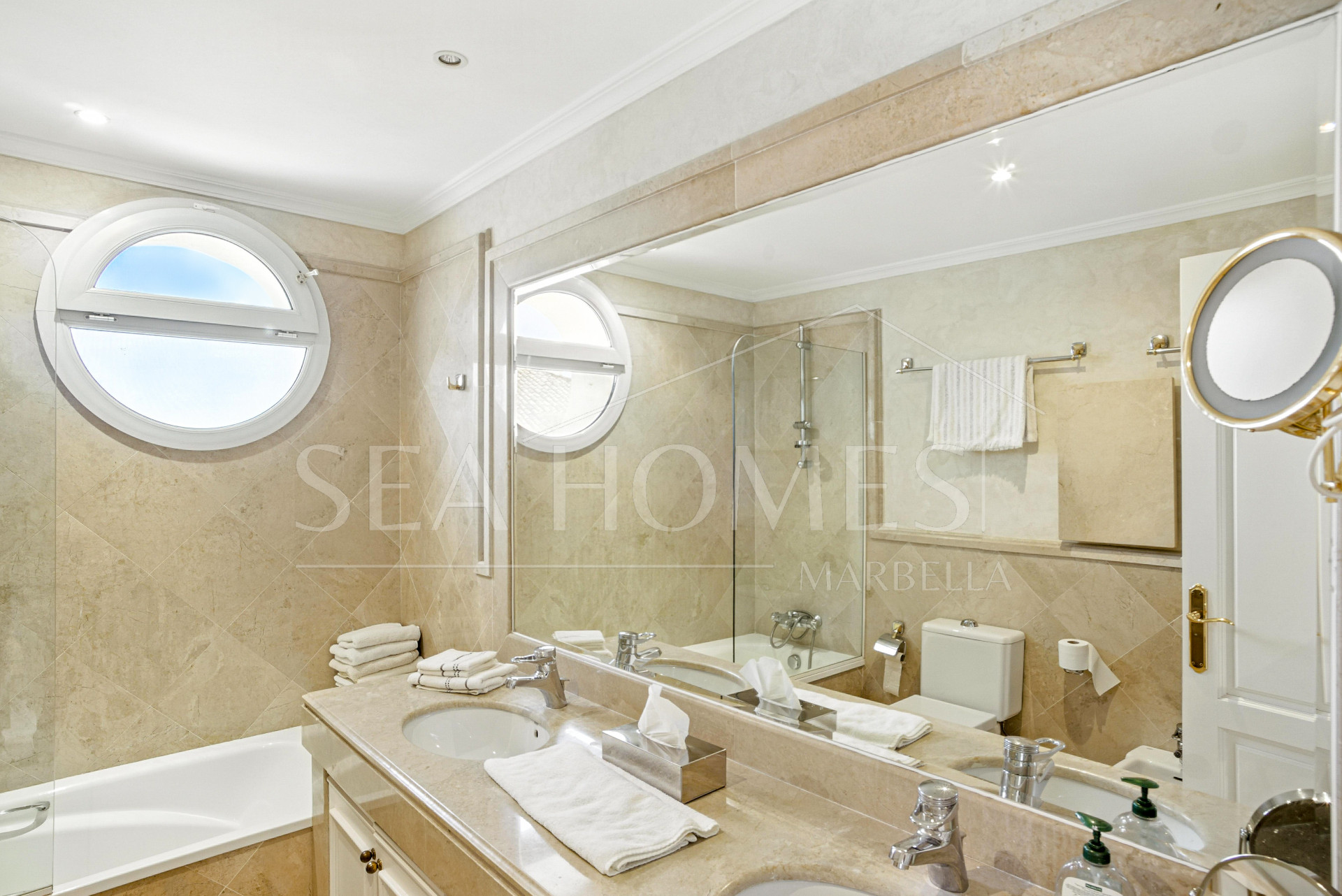 Wonderful three bedroom, south east facing duplex penthouse in the exclusive and gated community of Monte Paraiso on the Golden Mile