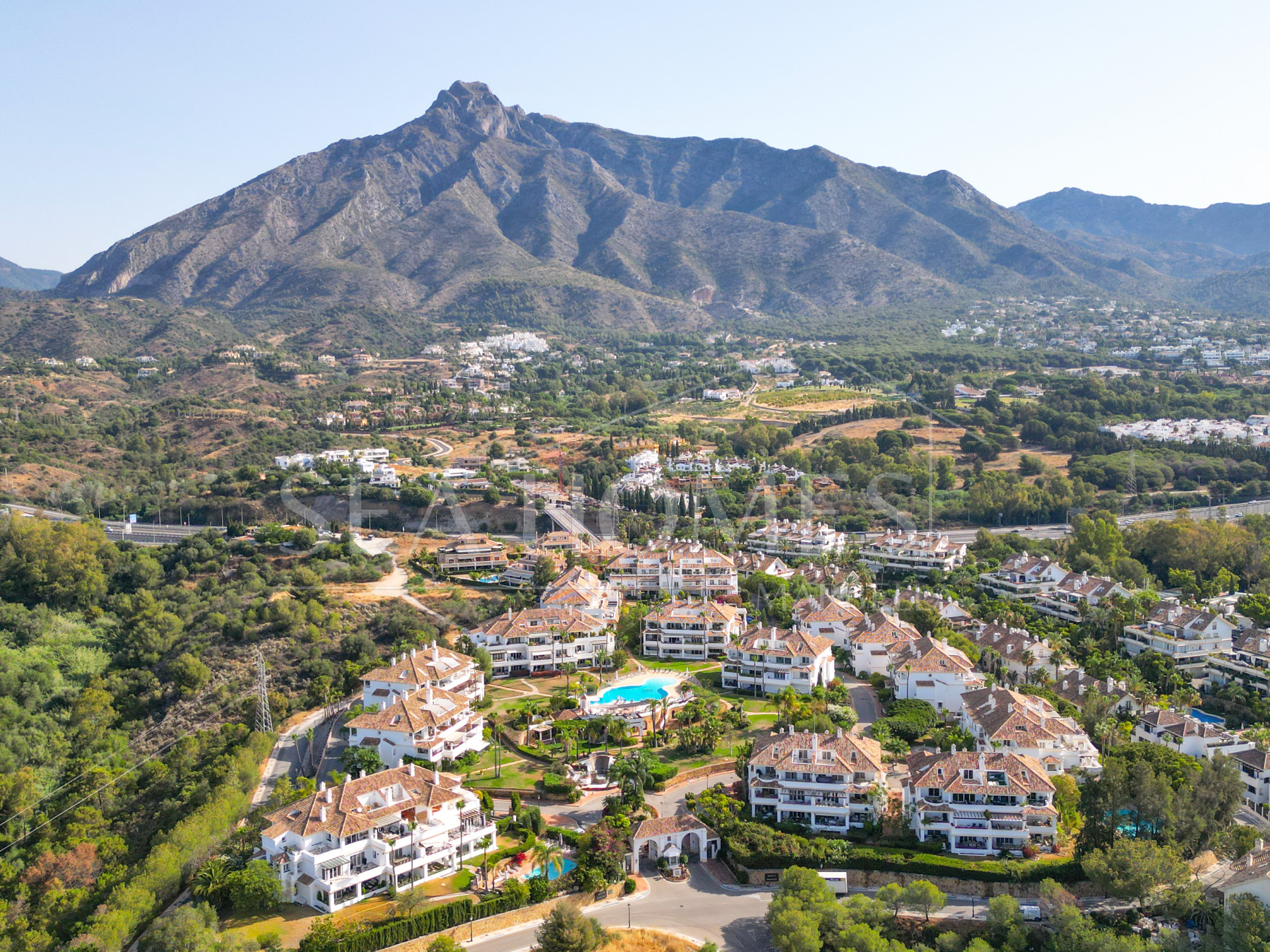 Wonderful three bedroom, south east facing duplex penthouse in the exclusive and gated community of Monte Paraiso on the Golden Mile