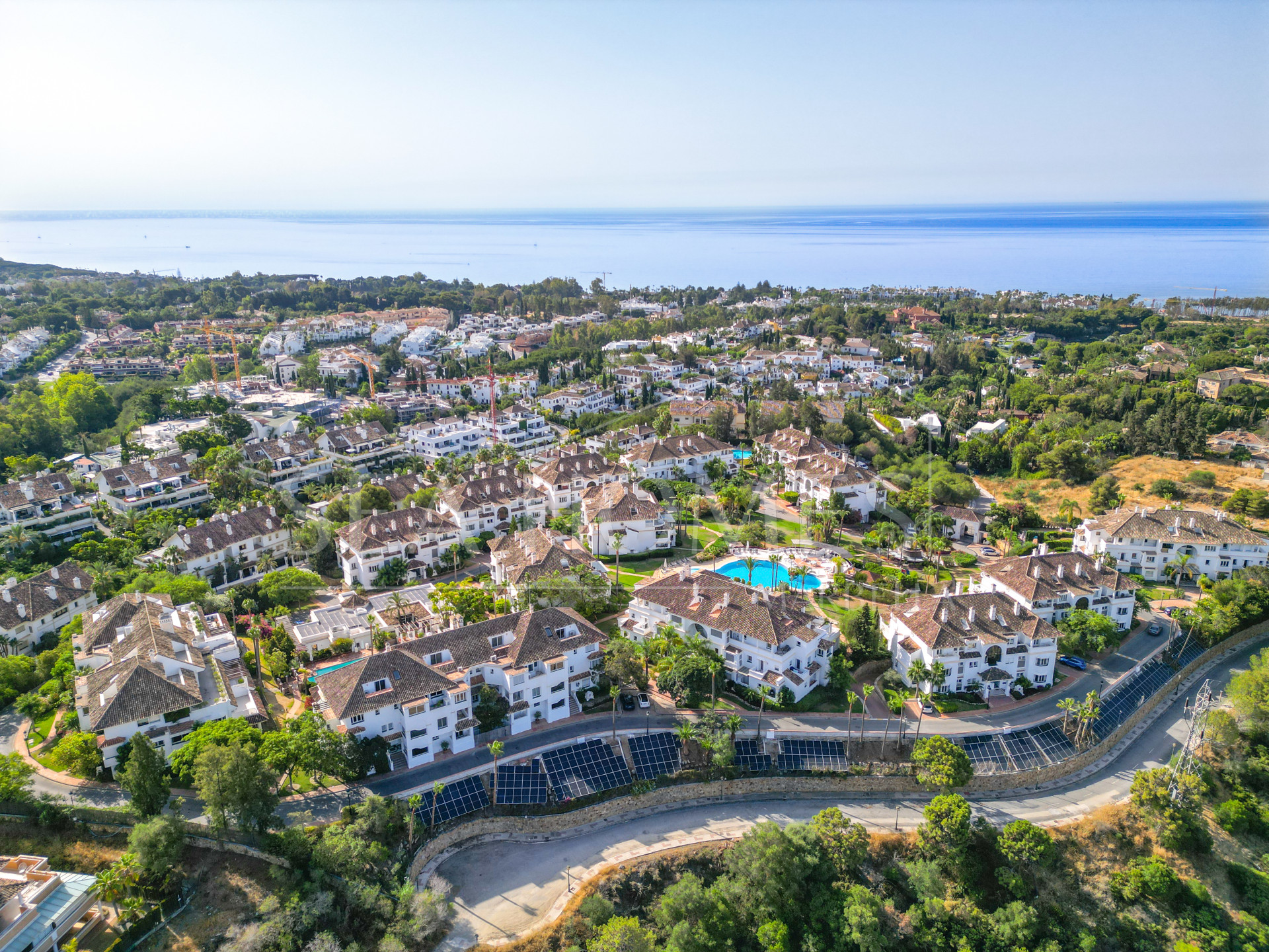 Wonderful three bedroom, south east facing duplex penthouse in the exclusive and gated community of Monte Paraiso on the Golden Mile