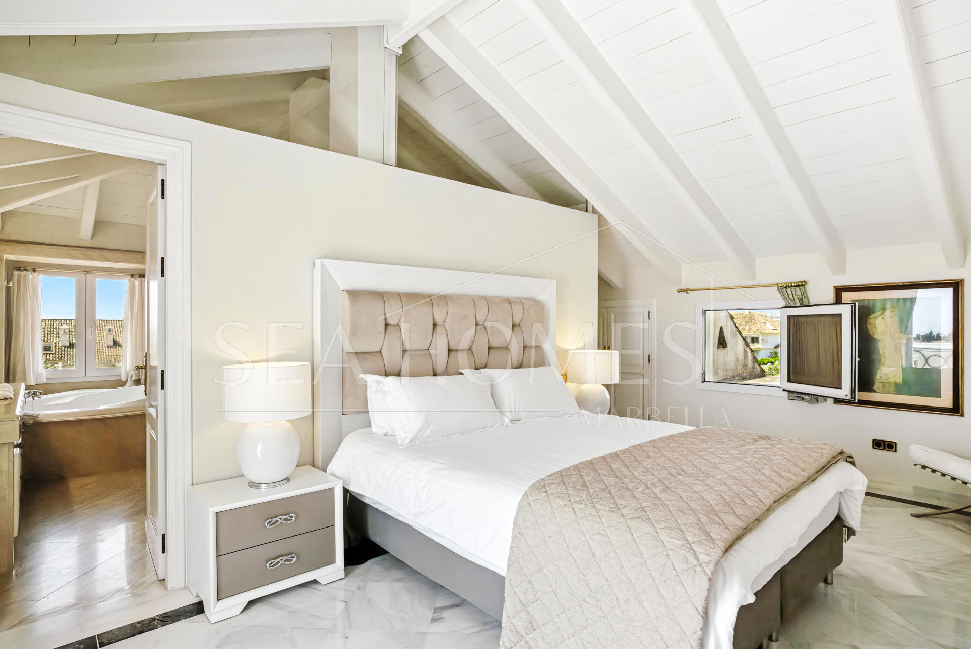 Wonderful three bedroom, south east facing duplex penthouse in the exclusive and gated community of Monte Paraiso on the Golden Mile