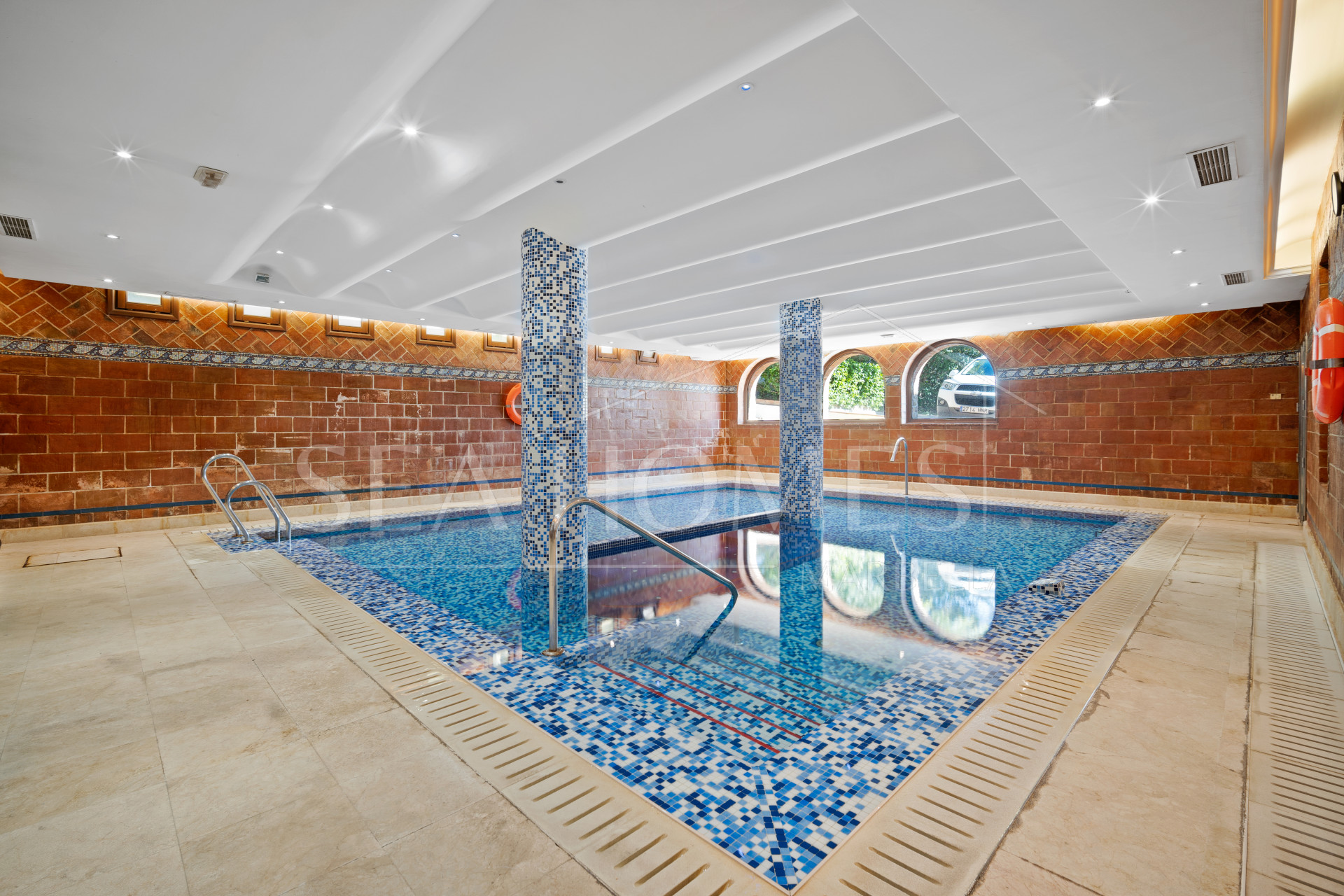 Wonderful three bedroom, south east facing duplex penthouse in the exclusive and gated community of Monte Paraiso on the Golden Mile