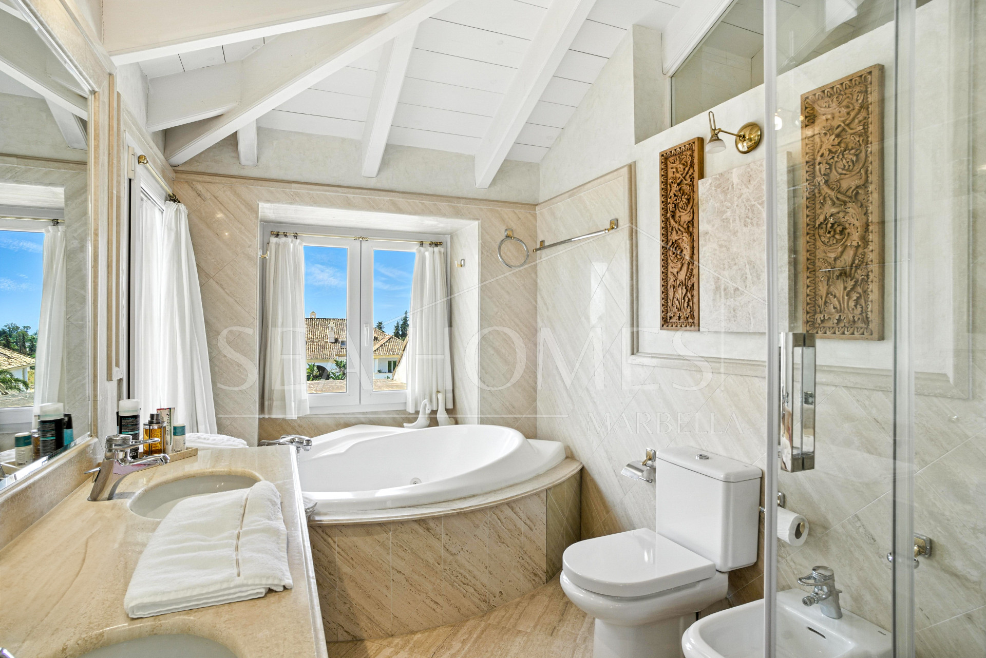 Wonderful three bedroom, south east facing duplex penthouse in the exclusive and gated community of Monte Paraiso on the Golden Mile