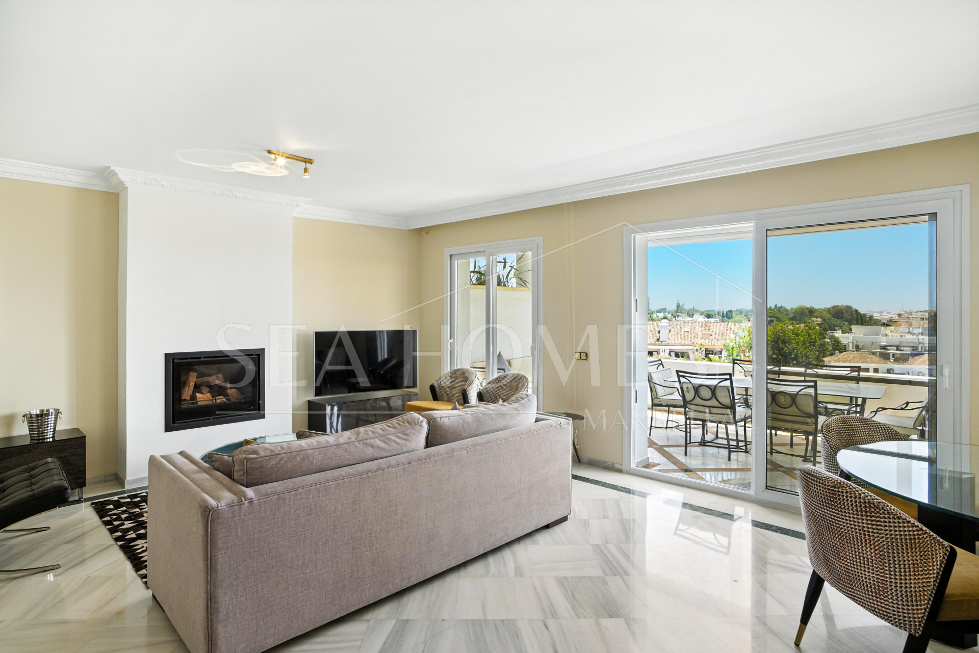 Wonderful three bedroom, south east facing duplex penthouse in the exclusive and gated community of Monte Paraiso on the Golden Mile