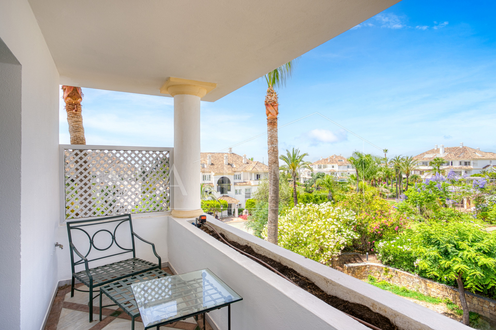 Wonderful three bedroom, south east facing duplex penthouse in the exclusive and gated community of Monte Paraiso on the Golden Mile