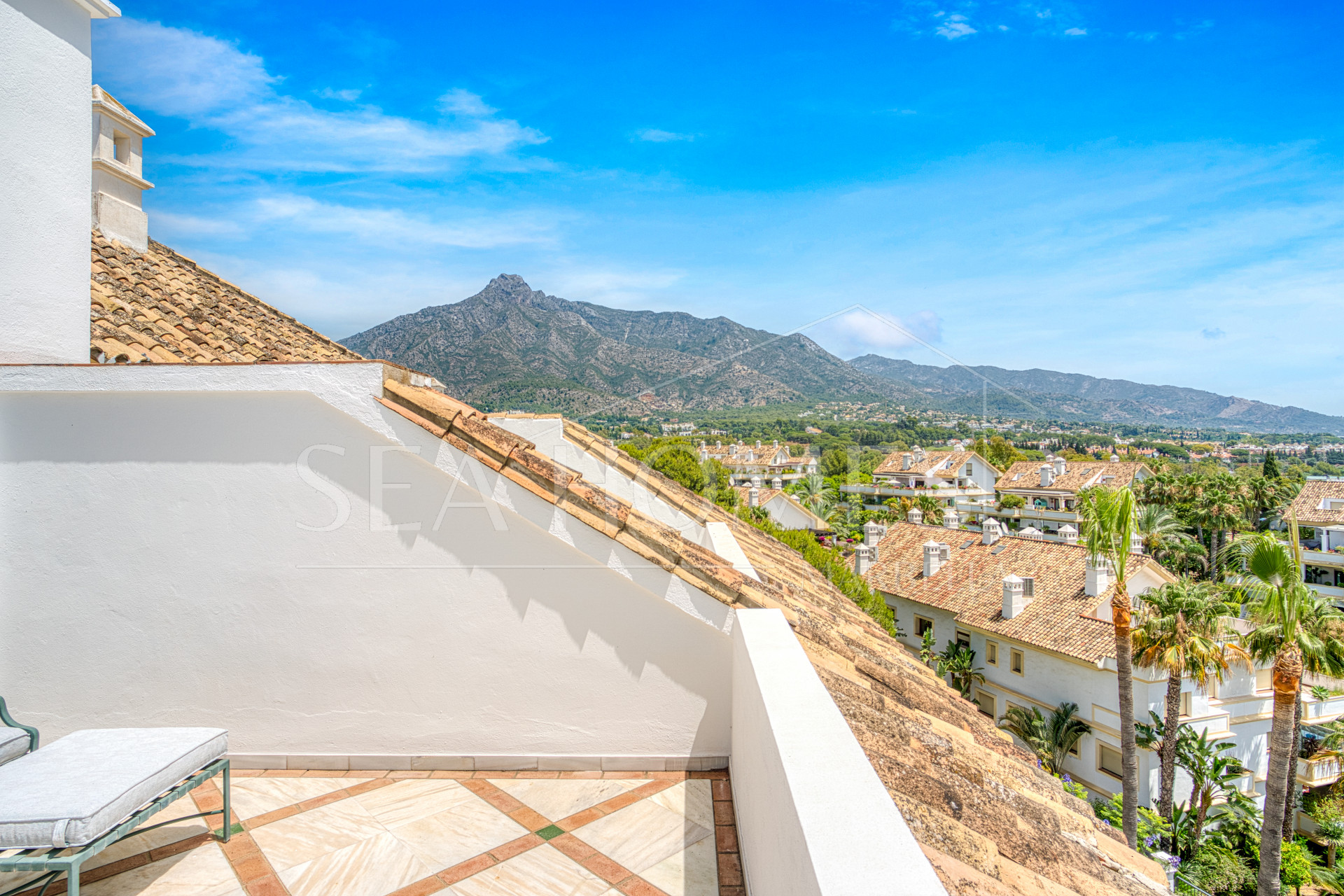 Wonderful three bedroom, south east facing duplex penthouse in the exclusive and gated community of Monte Paraiso on the Golden Mile