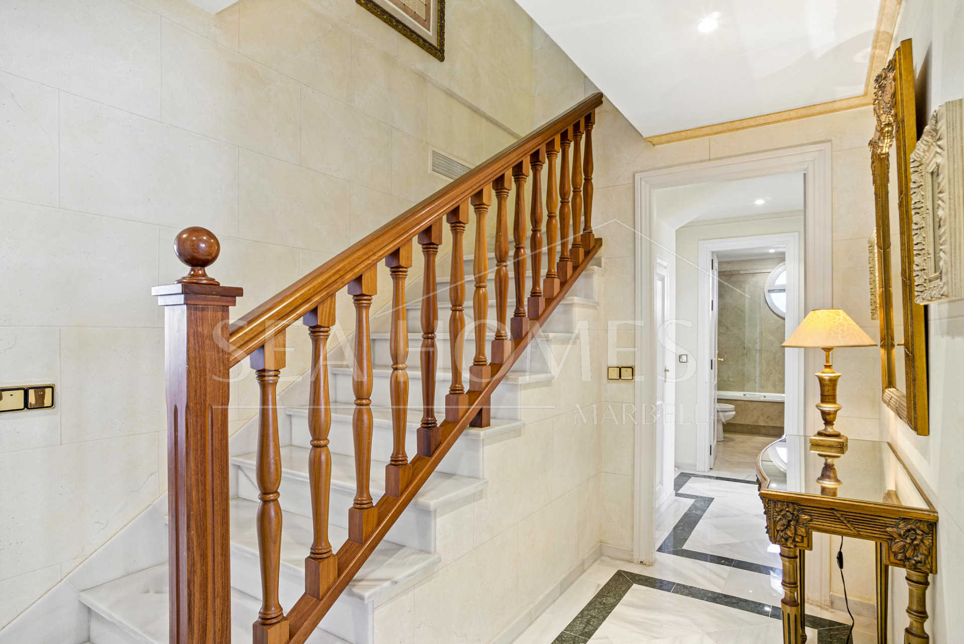 Wonderful three bedroom, south east facing duplex penthouse in the exclusive and gated community of Monte Paraiso on the Golden Mile