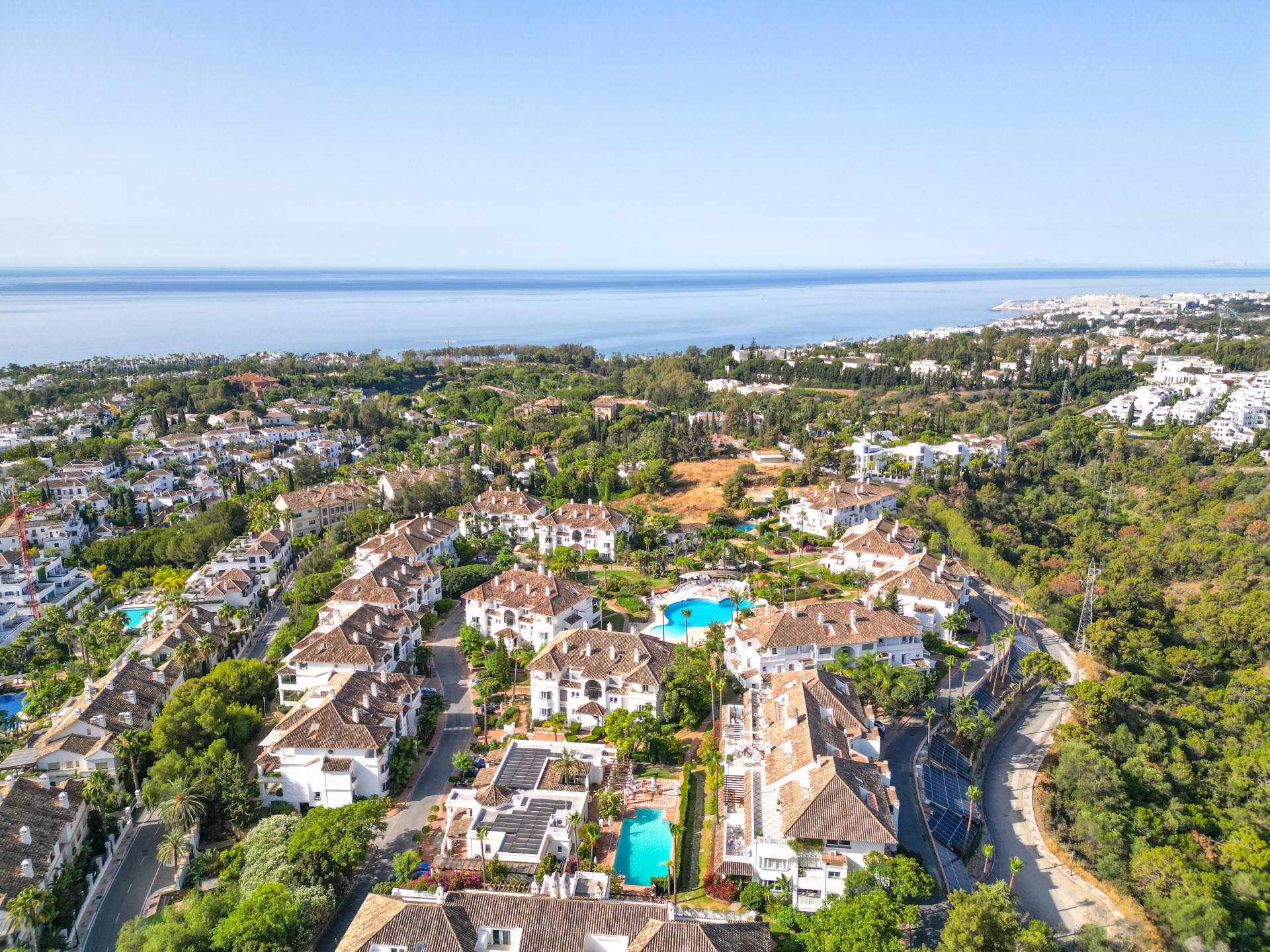 Maravilloso ático dúplex orientado al sureste en la exclusiva y cerrada comunidad de Monte Paraíso en la Milla de Oro