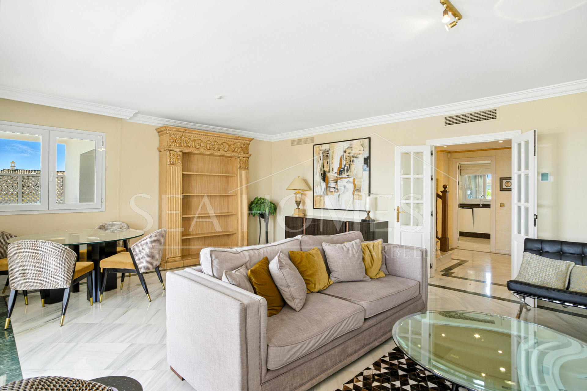 Wonderful three bedroom, south east facing duplex penthouse in the exclusive and gated community of Monte Paraiso on the Golden Mile