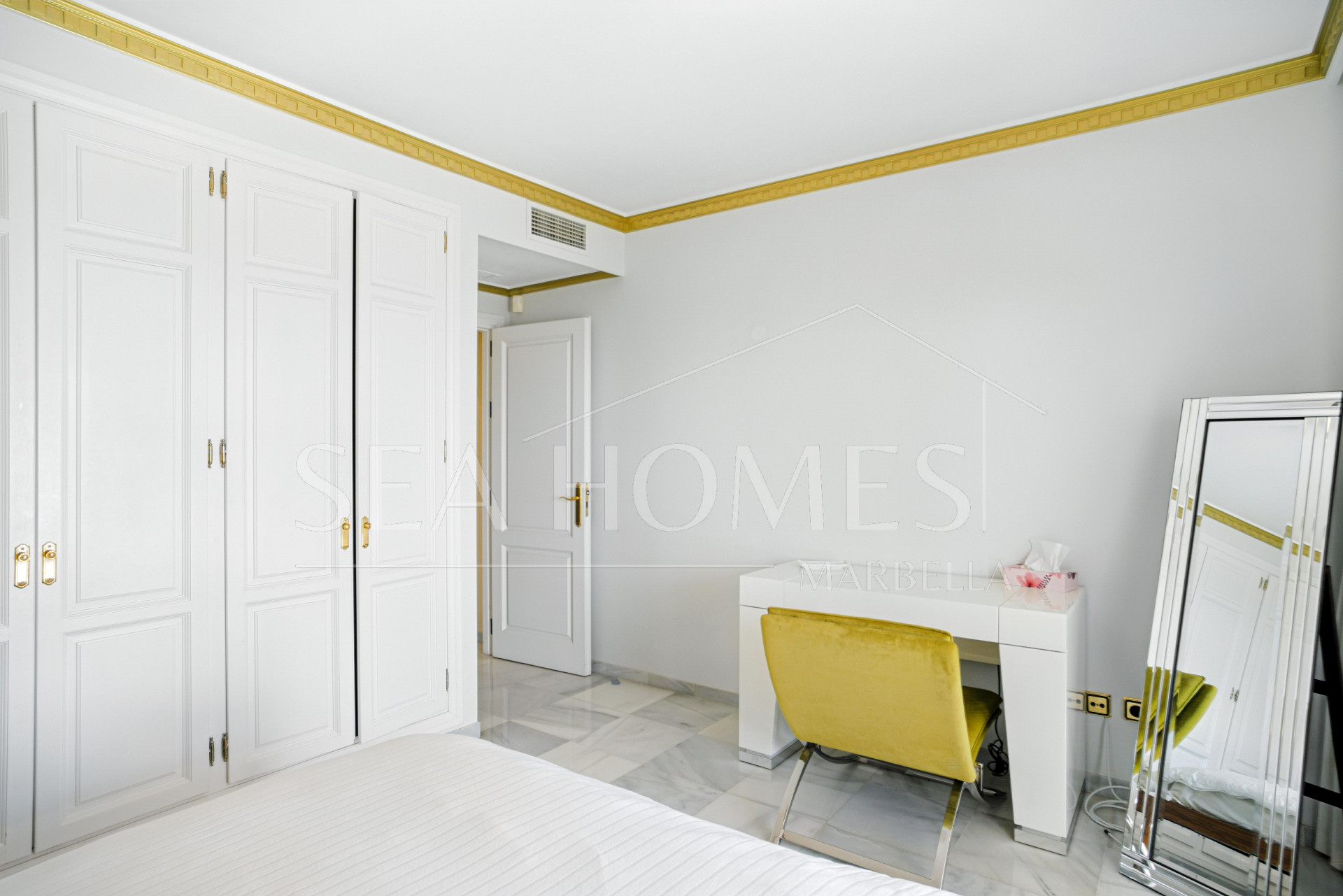 Wonderful three bedroom, south east facing duplex penthouse in the exclusive and gated community of Monte Paraiso on the Golden Mile