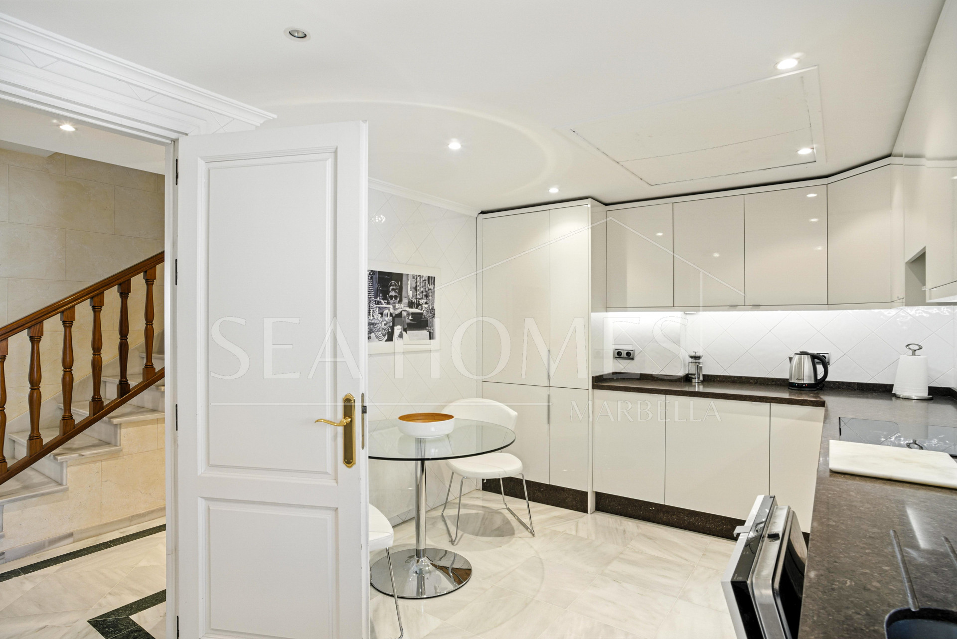 Wonderful three bedroom, south east facing duplex penthouse in the exclusive and gated community of Monte Paraiso on the Golden Mile