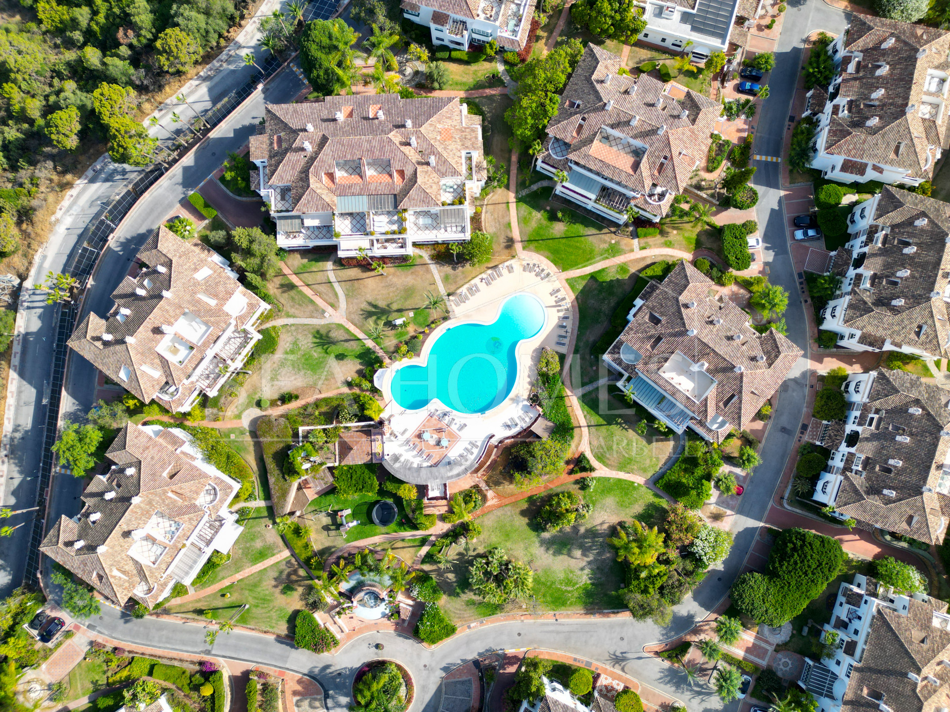 Wonderful three bedroom, south east facing duplex penthouse in the exclusive and gated community of Monte Paraiso on the Golden Mile