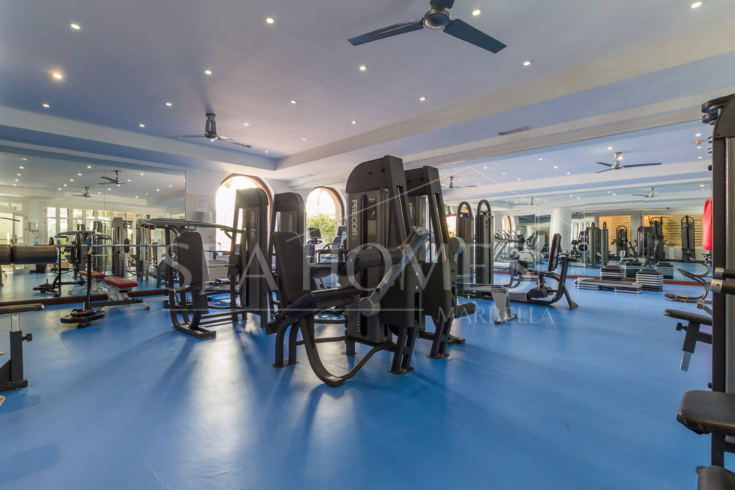 Wonderful three bedroom, south east facing duplex penthouse in the exclusive and gated community of Monte Paraiso on the Golden Mile