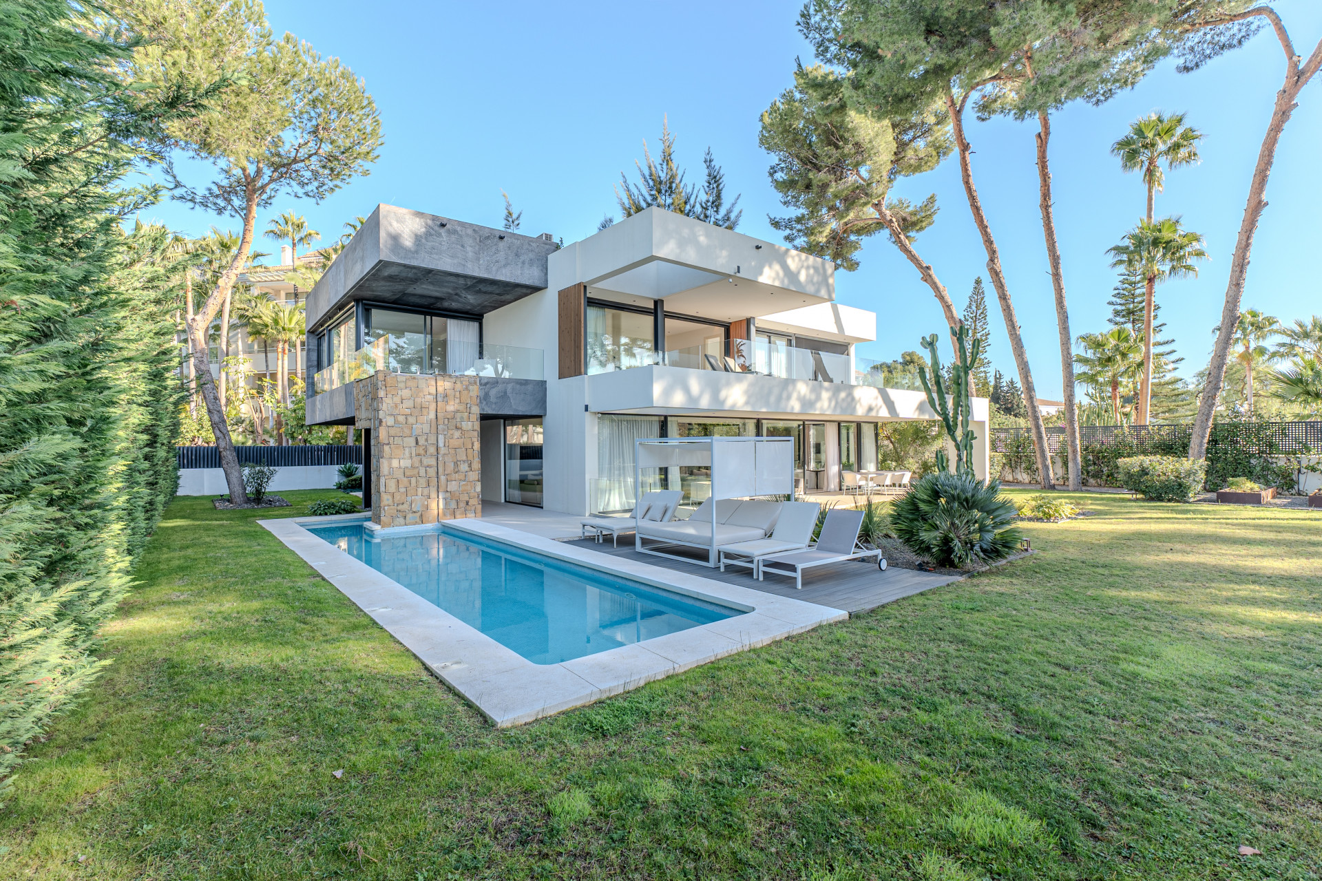 Modern south sided five bedroom Mediterranean Villa located in Marbella’s Golden Mile
