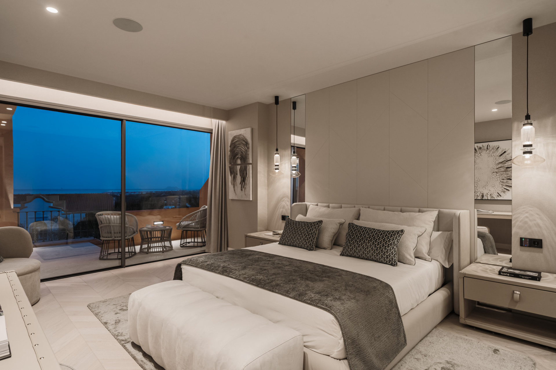 Elegant Four Bedroom Apartment with Sea & Mountain Views in Les Belvederes, Nueva Andalucía