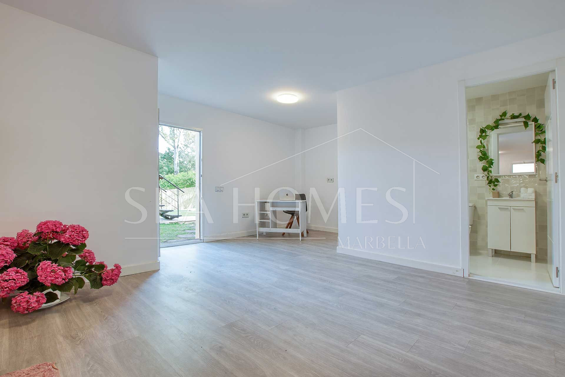 Spacious East-Facing four-Bedroom Villa with Private Pool and Guest Apartment in Benahavís