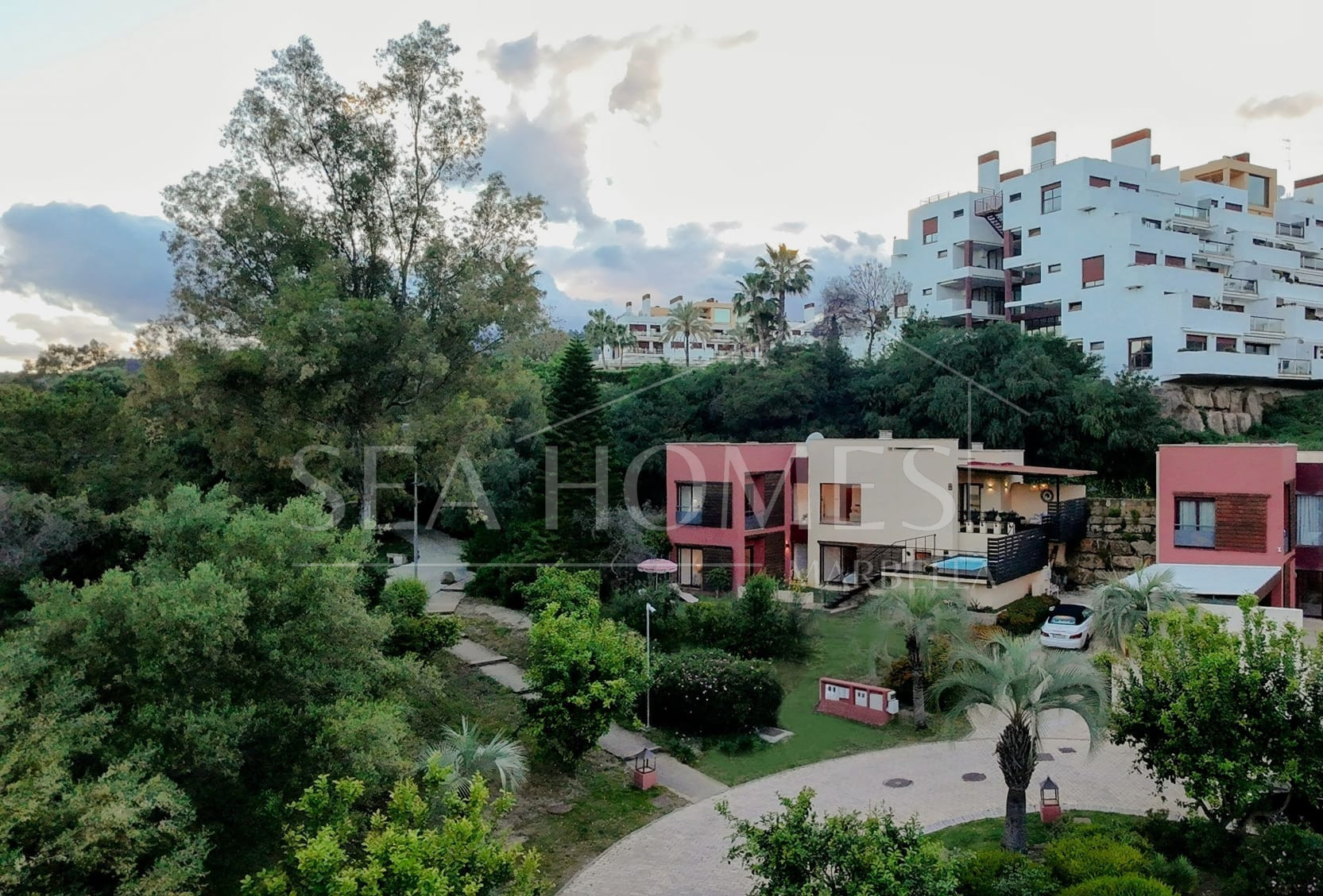 Spacious East-Facing four-Bedroom Villa with Private Pool and Guest Apartment in Benahavís