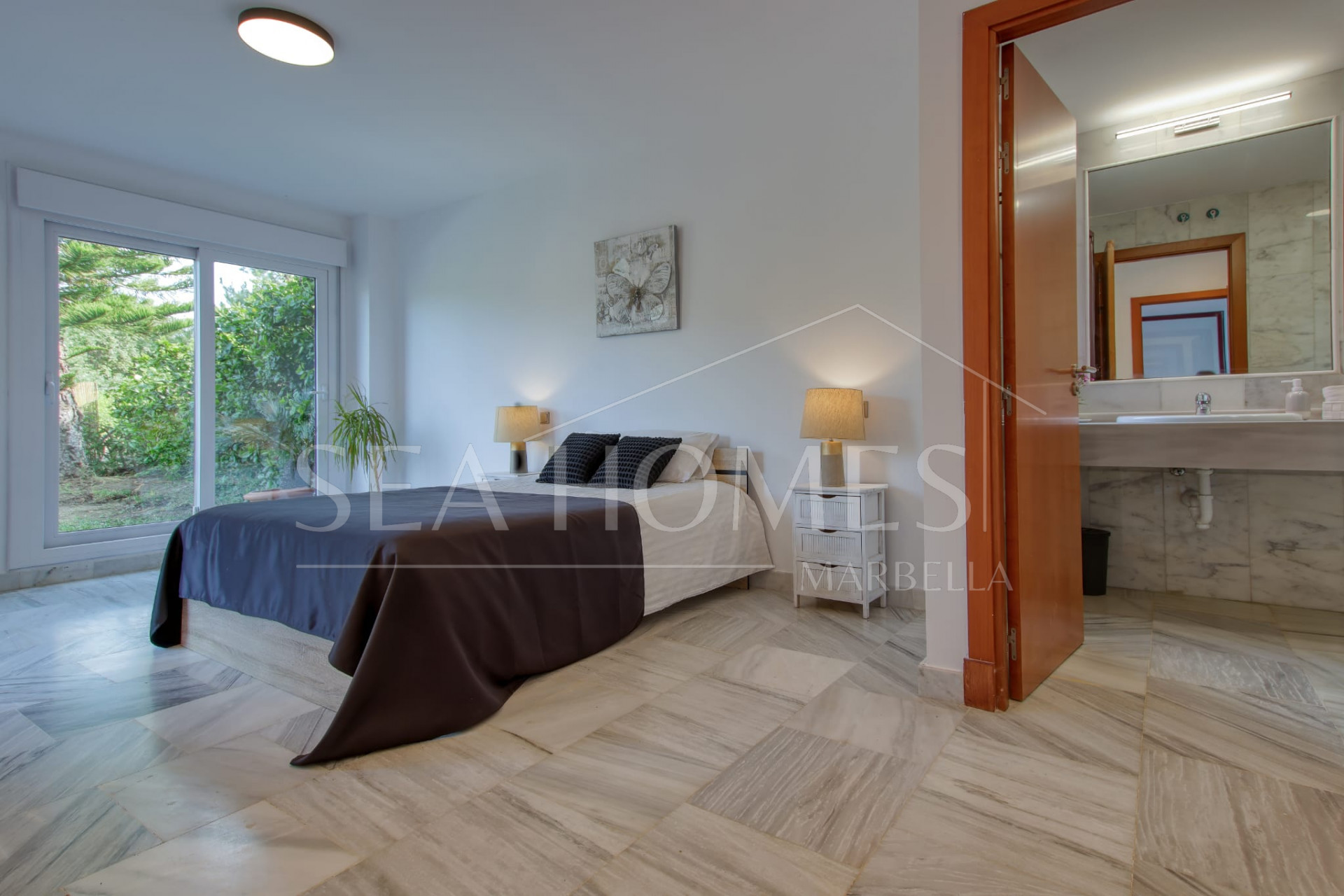Spacious East-Facing four-Bedroom Villa with Private Pool and Guest Apartment in Benahavís