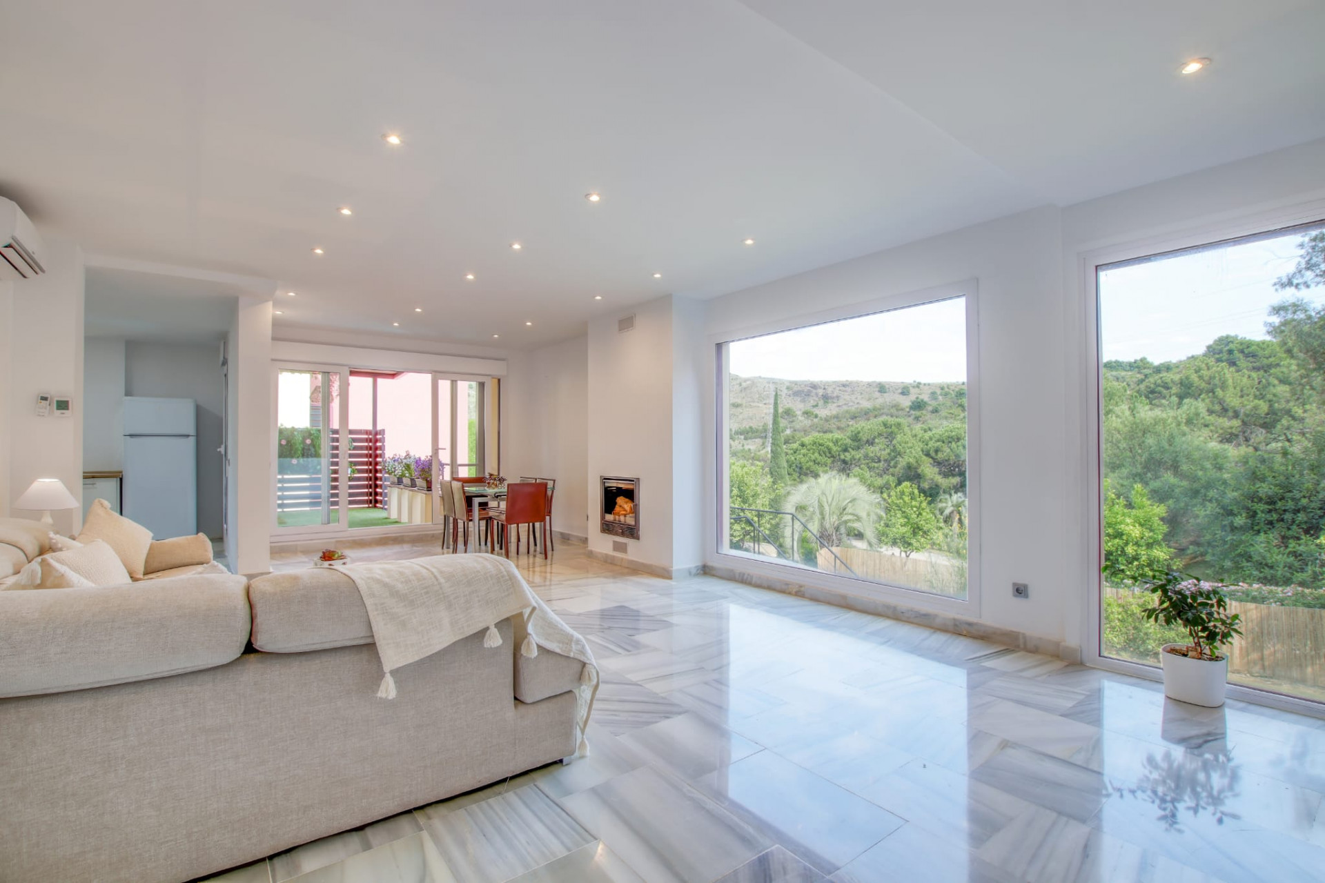 Amplia Villa de cuatro dormitorios con piscina privada y apartamento de invitados en Benahavís