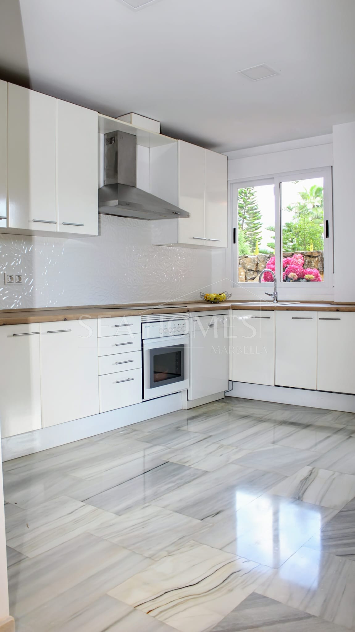 Spacious East-Facing four-Bedroom Villa with Private Pool and Guest Apartment in Benahavís