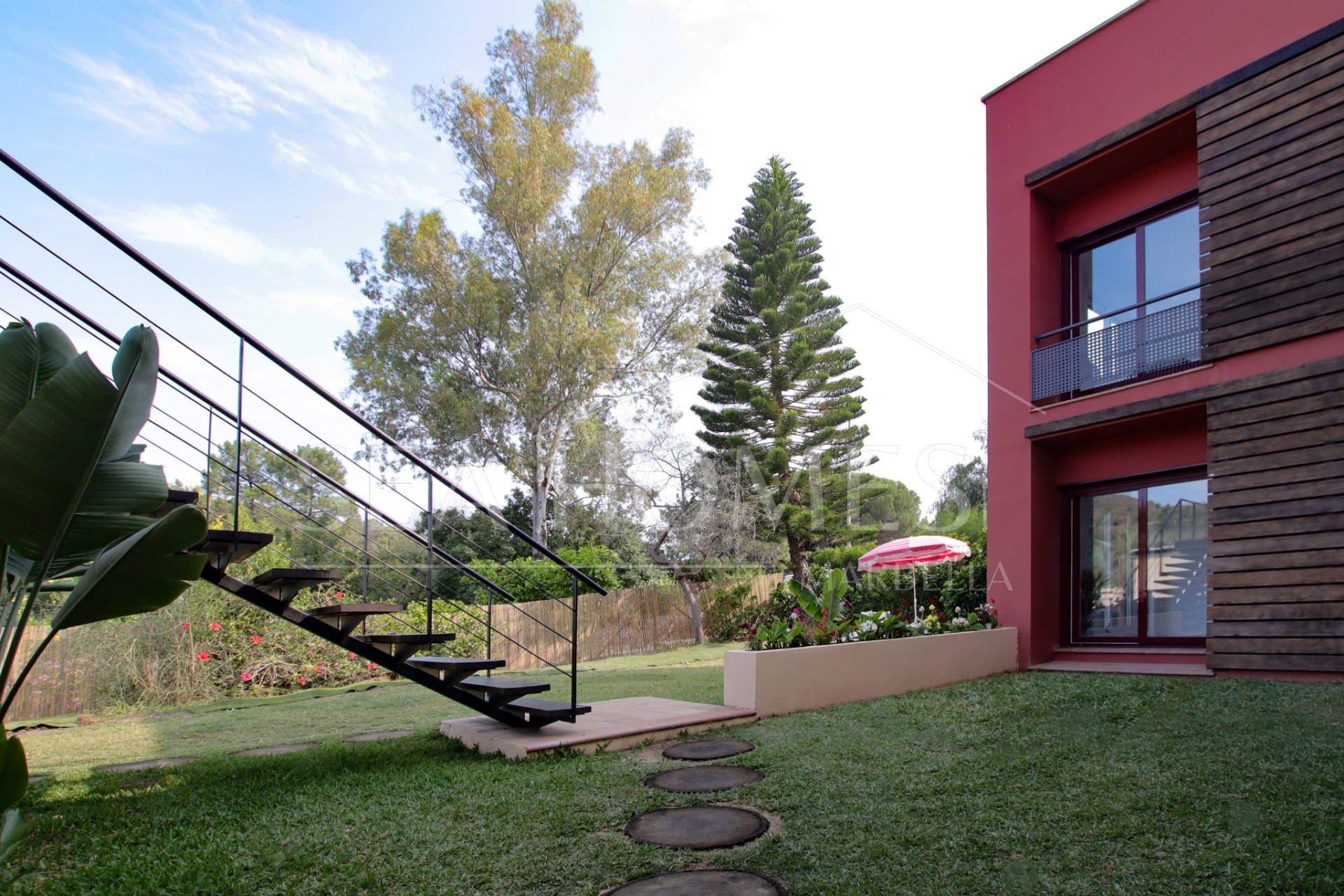 Spacious East-Facing four-Bedroom Villa with Private Pool and Guest Apartment in Benahavís