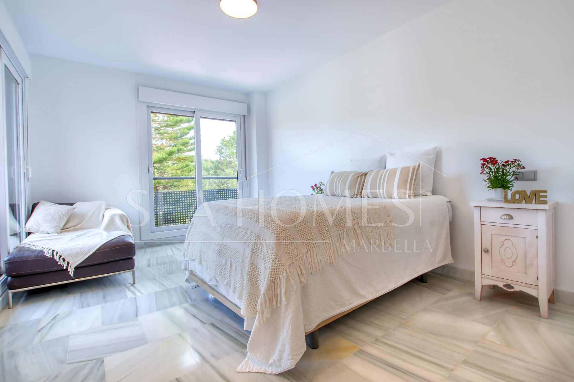 Spacious East-Facing four-Bedroom Villa with Private Pool and Guest Apartment in Benahavís