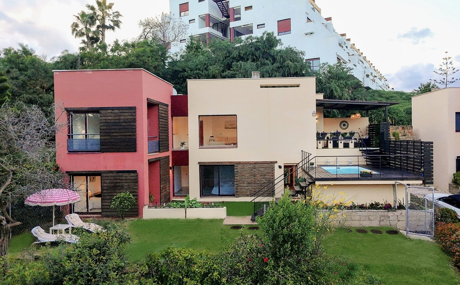 Amplia Villa de cuatro dormitorios con piscina privada y apartamento de invitados en Benahavís