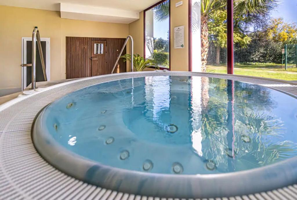 Amplia Villa de cuatro dormitorios con piscina privada y apartamento de invitados en Benahavís