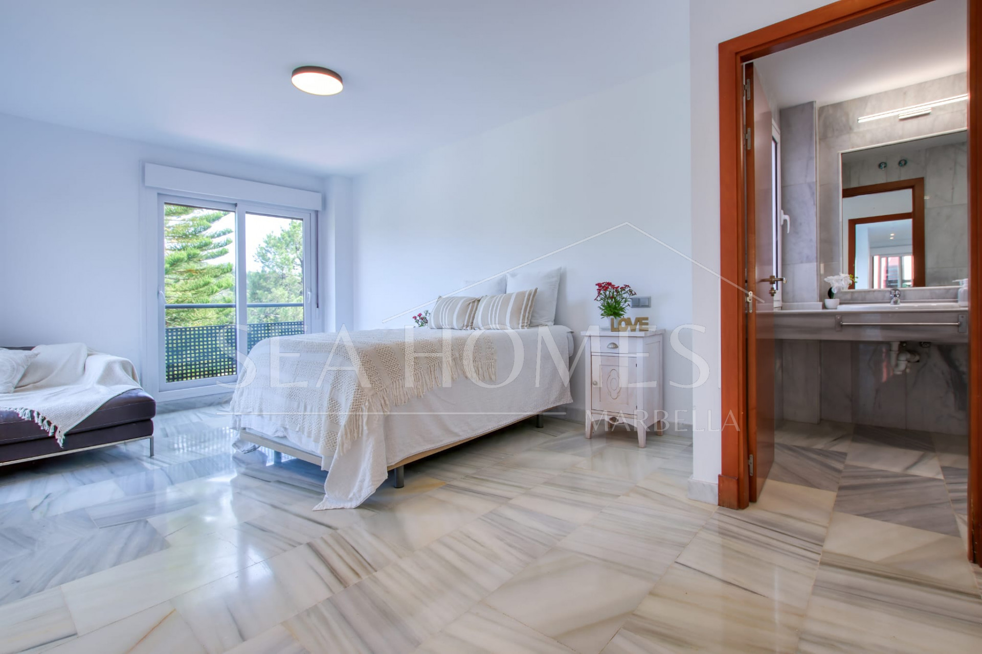 Spacious East-Facing four-Bedroom Villa with Private Pool and Guest Apartment in Benahavís