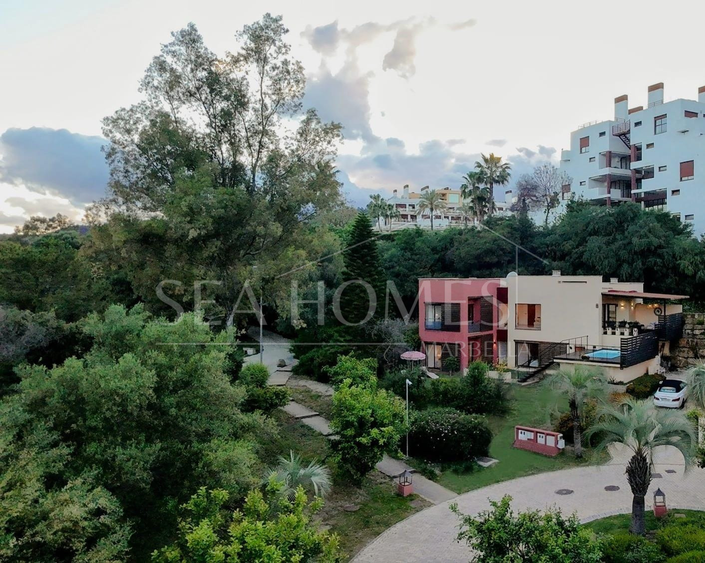 Spacious East-Facing four-Bedroom Villa with Private Pool and Guest Apartment in Benahavís