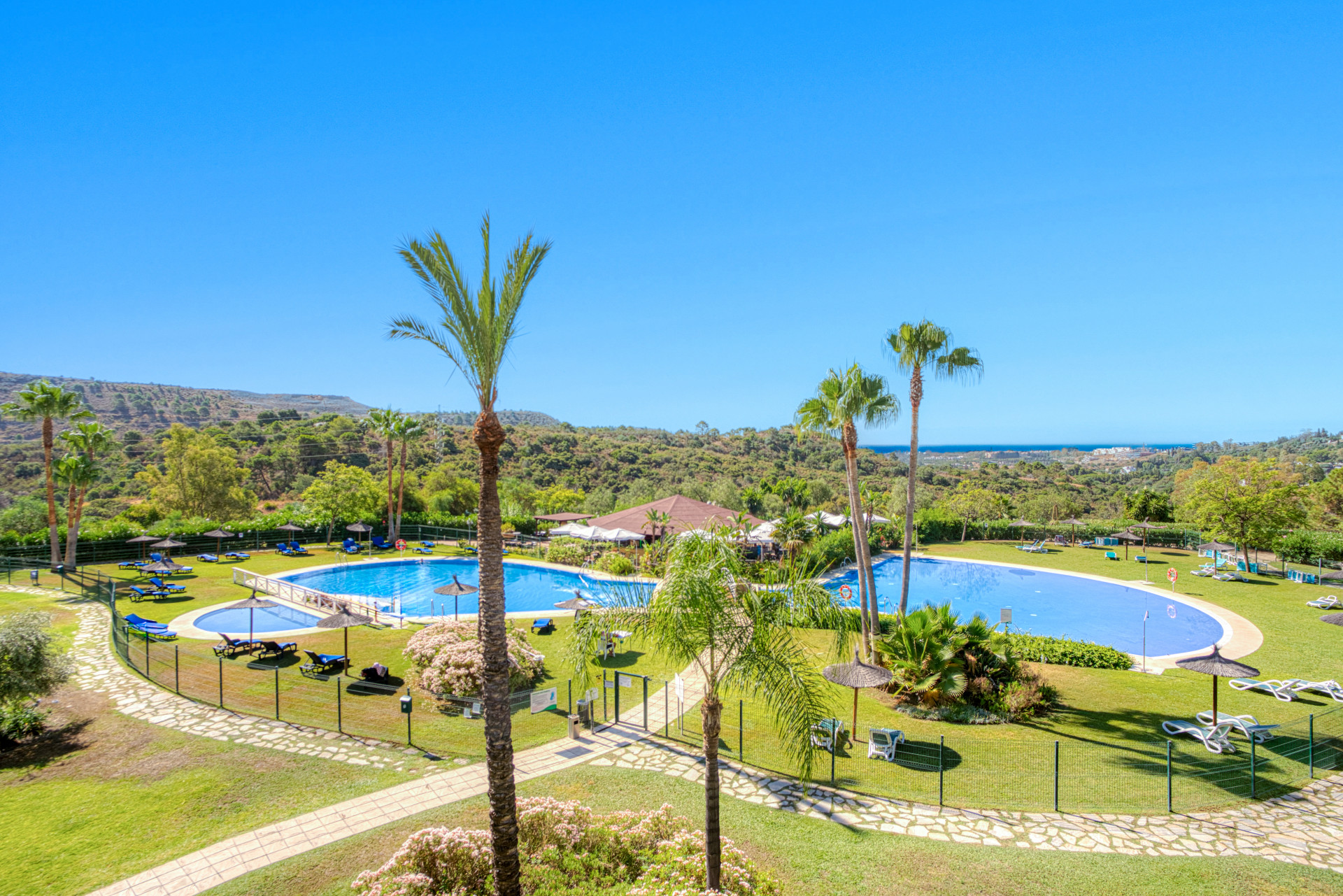 Encantadora orientación este, ático dúplex de tres dormitorios situado en la comunidad cerrada Parque Botanico, Estepona