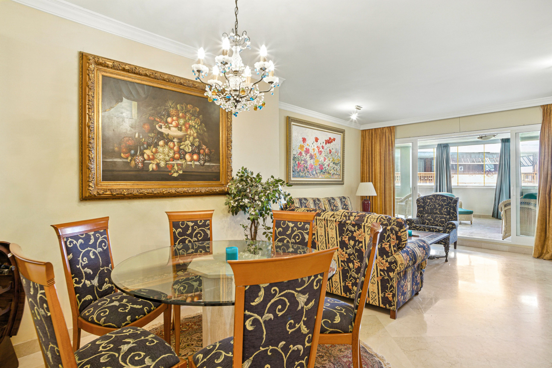 Exclusivo Apartamento de dos dormitorios con vistas al mar en La Herradura, Marbella