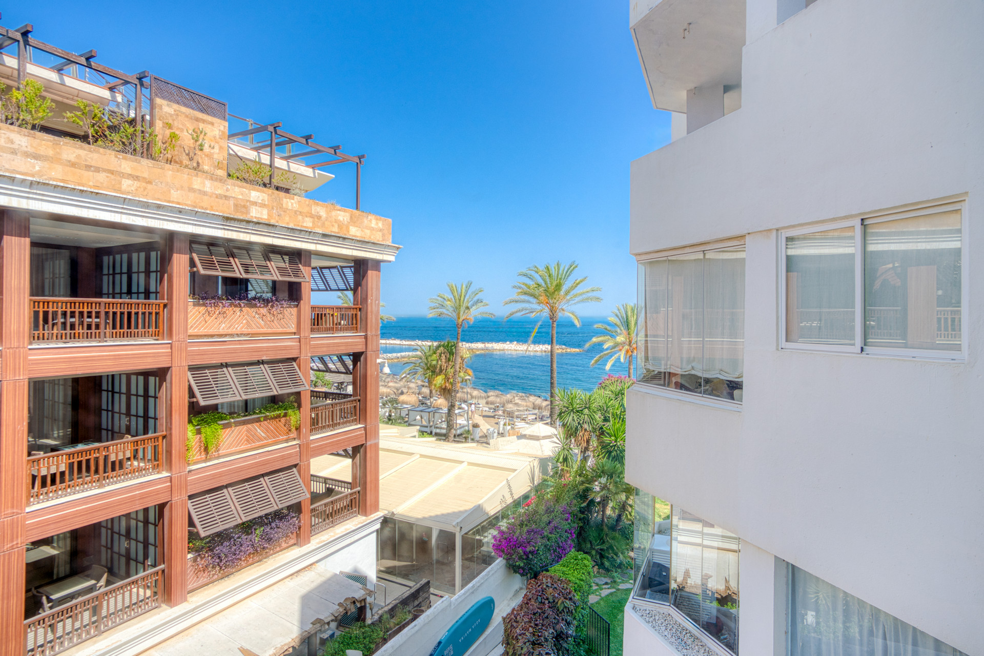 Exclusivo Apartamento de dos dormitorios con vistas al mar en La Herradura, Marbella