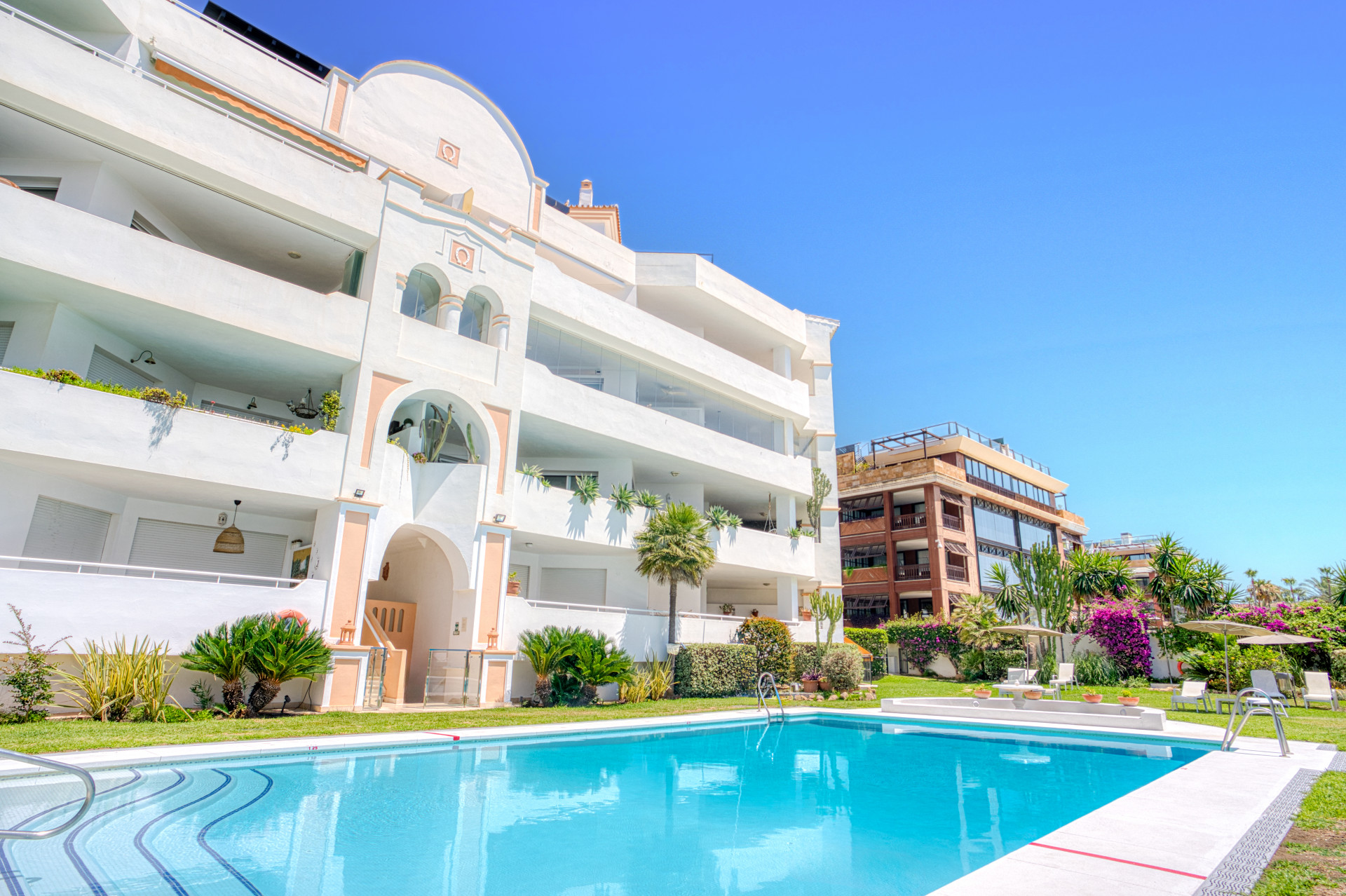 Exclusivo Apartamento de dos dormitorios con vistas al mar en La Herradura, Marbella