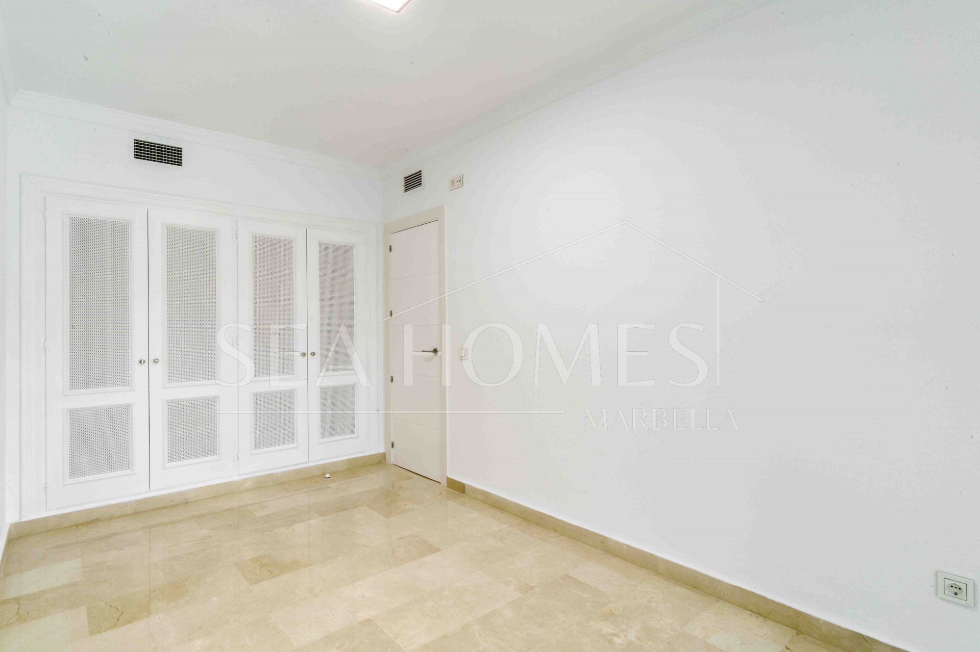 Impressive five bedroom frontline golf townhouse located in a sought after area of La Quinta, close to the 5* Westin Hotel