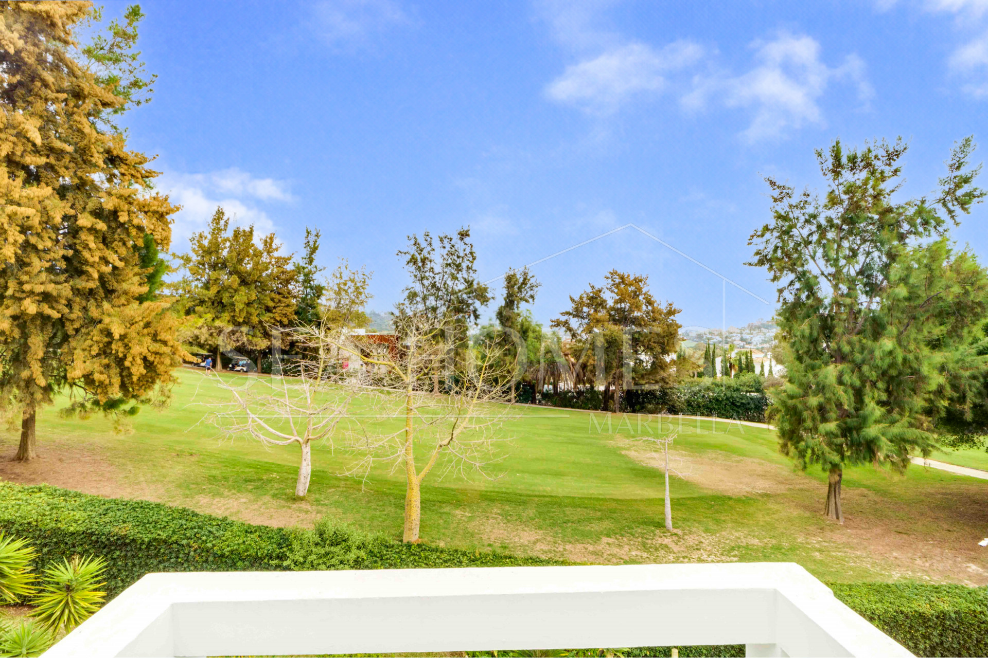 Impressive five bedroom frontline golf townhouse located in a sought after area of La Quinta, close to the 5* Westin Hotel