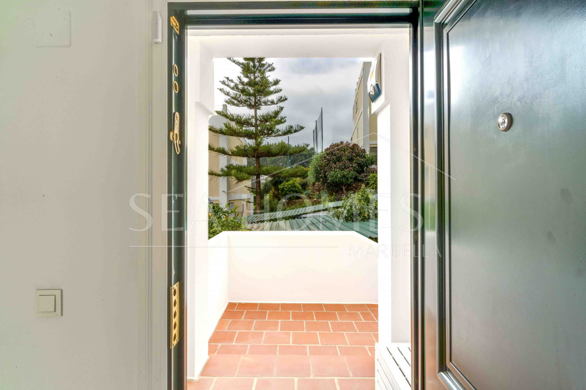 Impressive five bedroom frontline golf townhouse located in a sought after area of La Quinta, close to the 5* Westin Hotel
