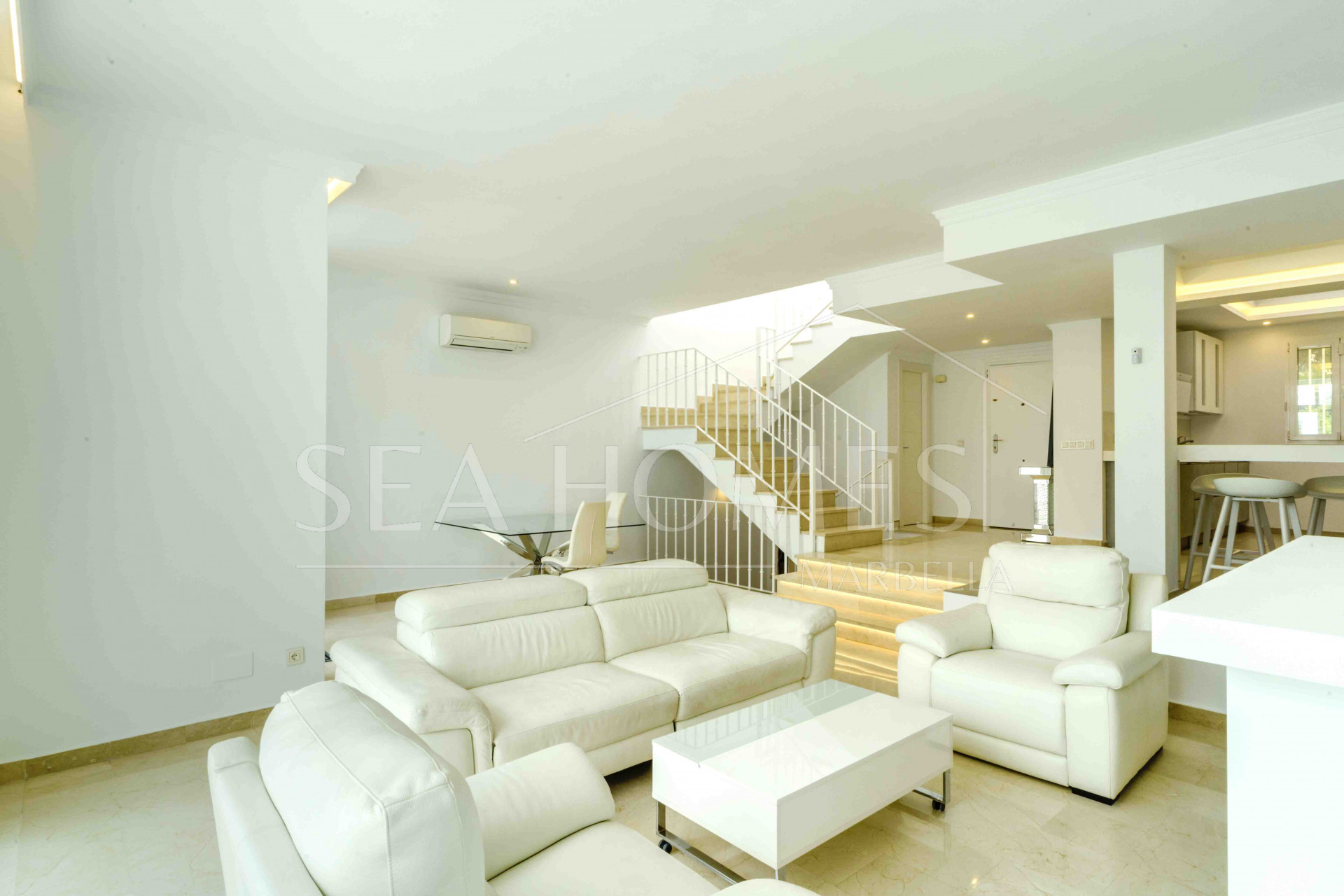 Impressive five bedroom frontline golf townhouse located in a sought after area of La Quinta, close to the 5* Westin Hotel