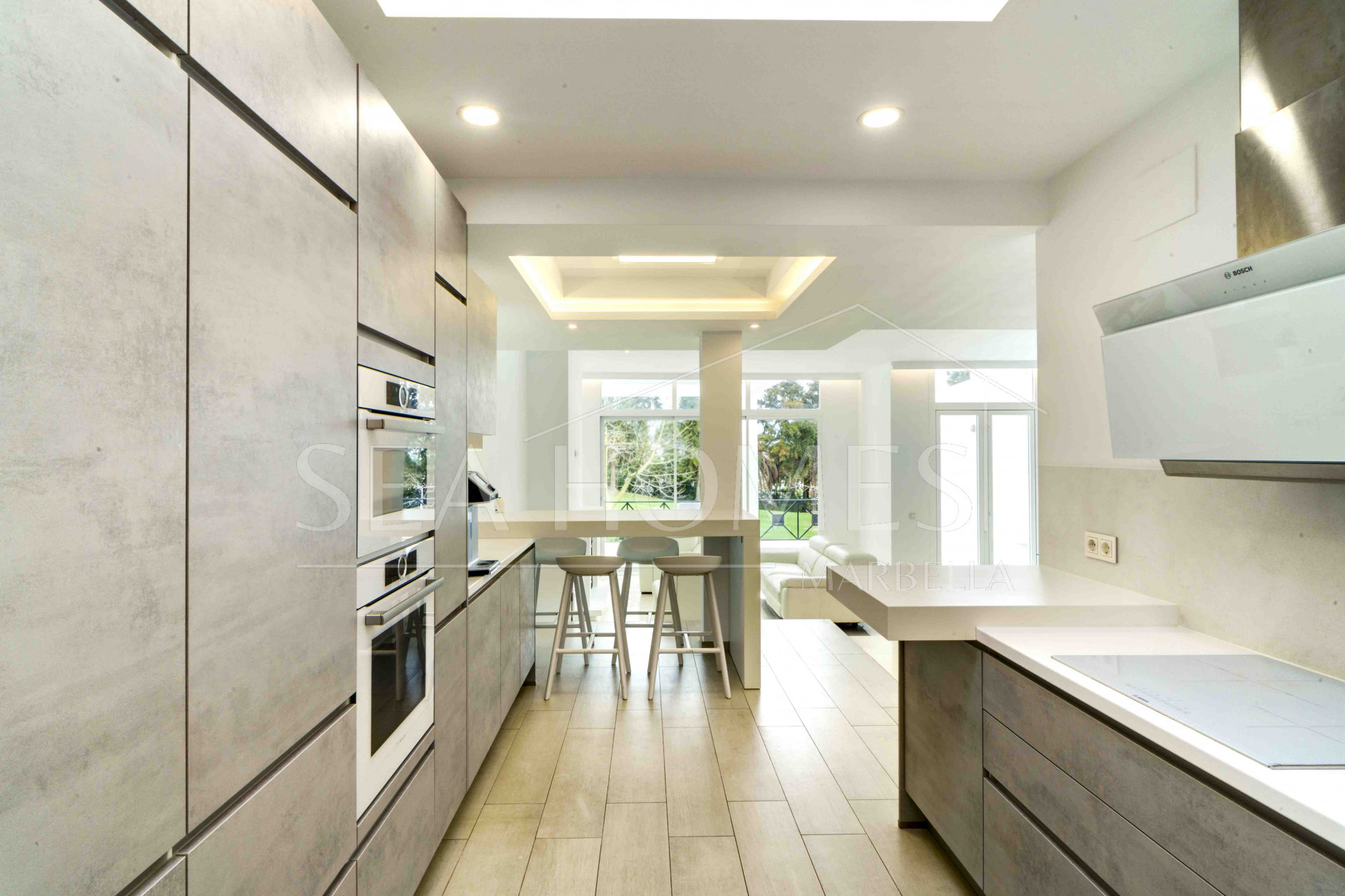 Impressive five bedroom frontline golf townhouse located in a sought after area of La Quinta, close to the 5* Westin Hotel