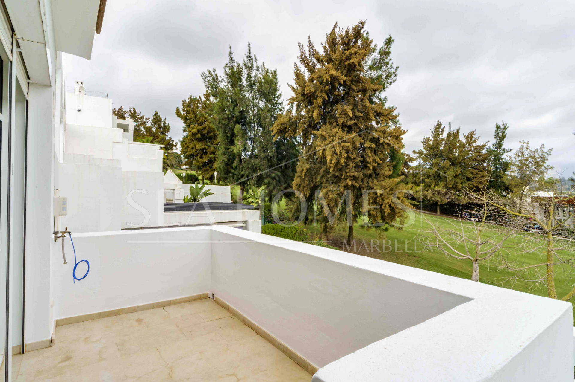 Impressive five bedroom frontline golf townhouse located in a sought after area of La Quinta, close to the 5* Westin Hotel