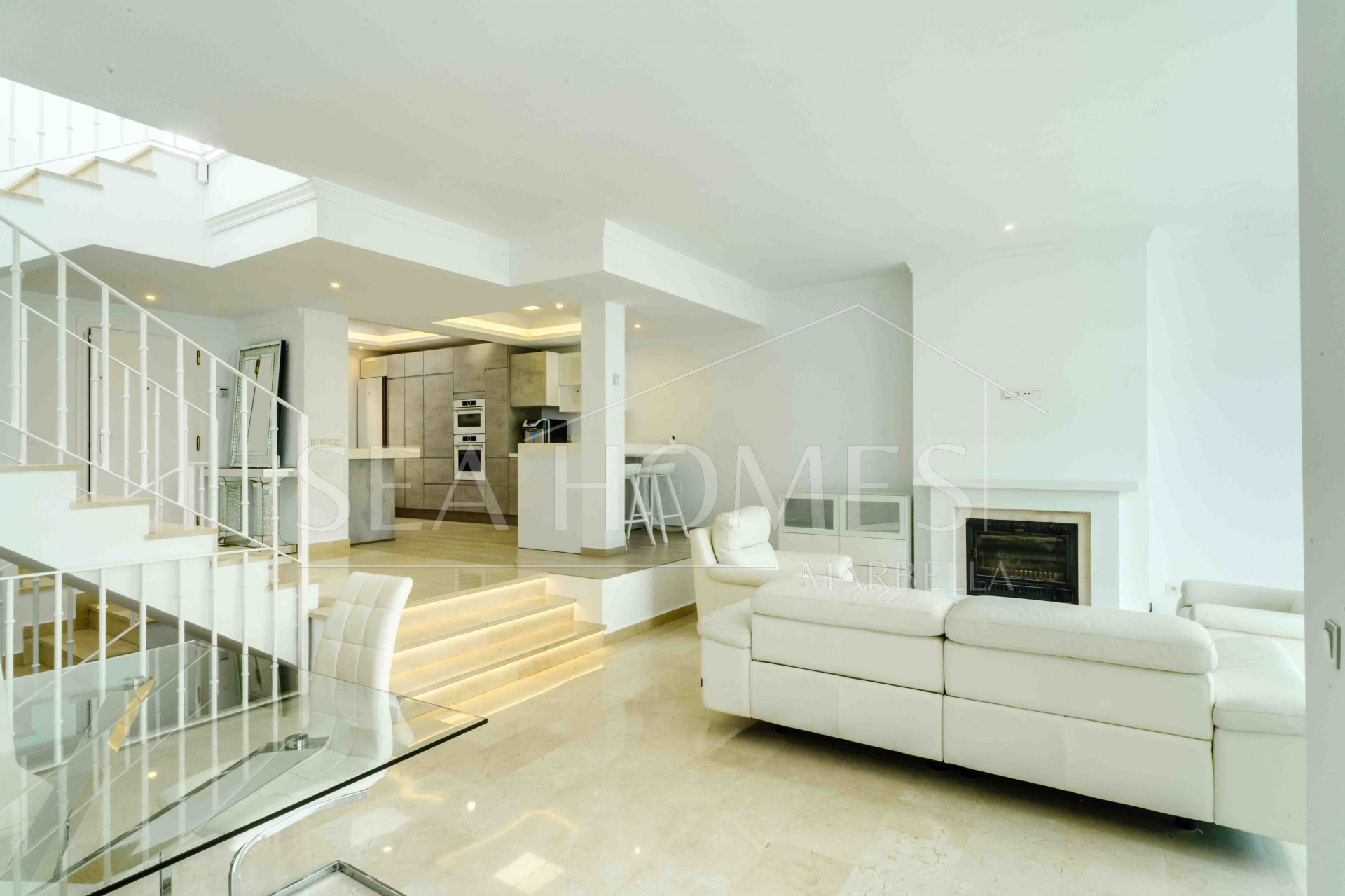 Impressive five bedroom frontline golf townhouse located in a sought after area of La Quinta, close to the 5* Westin Hotel