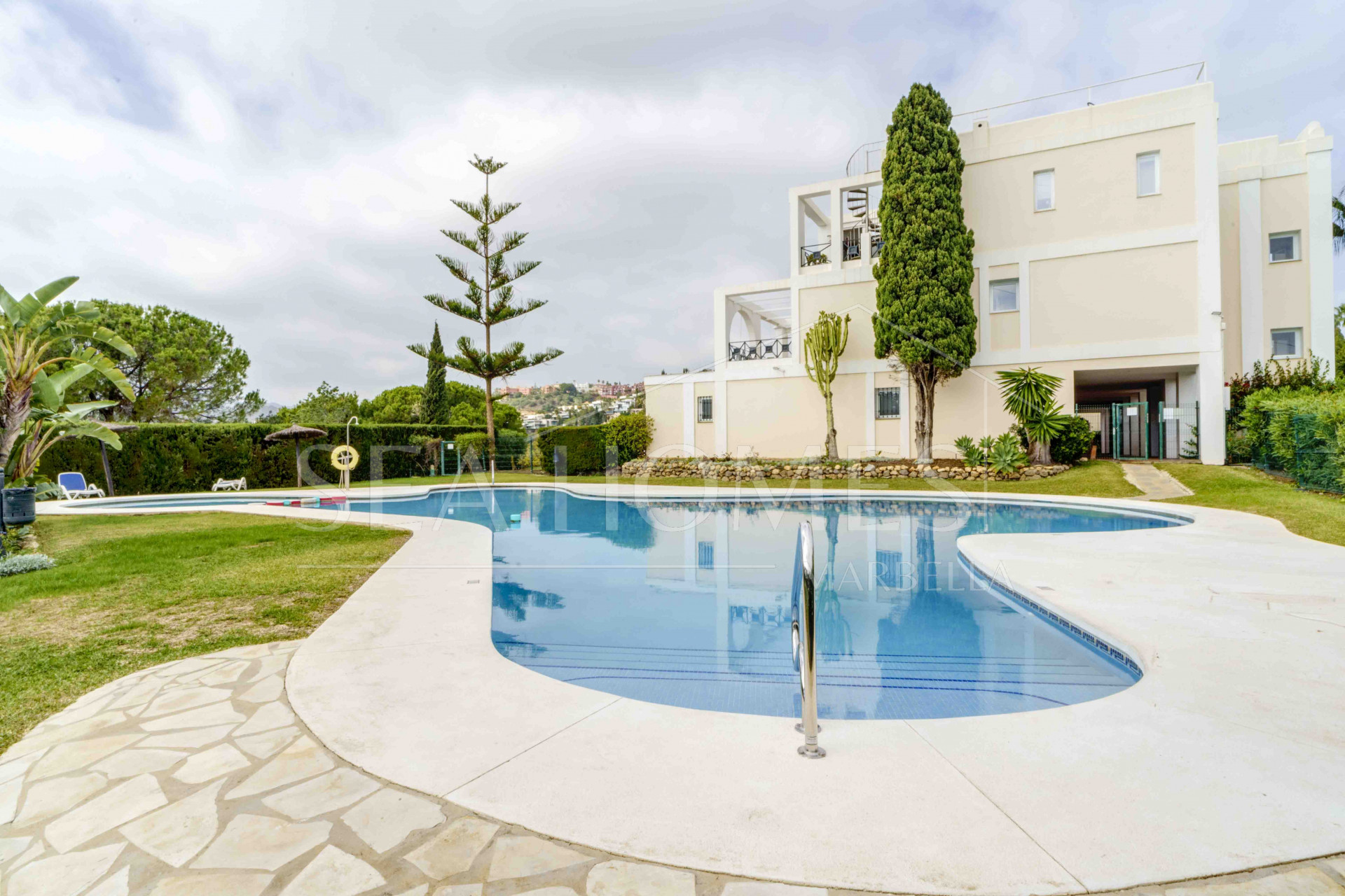 Impressive five bedroom frontline golf townhouse located in a sought after area of La Quinta, close to the 5* Westin Hotel