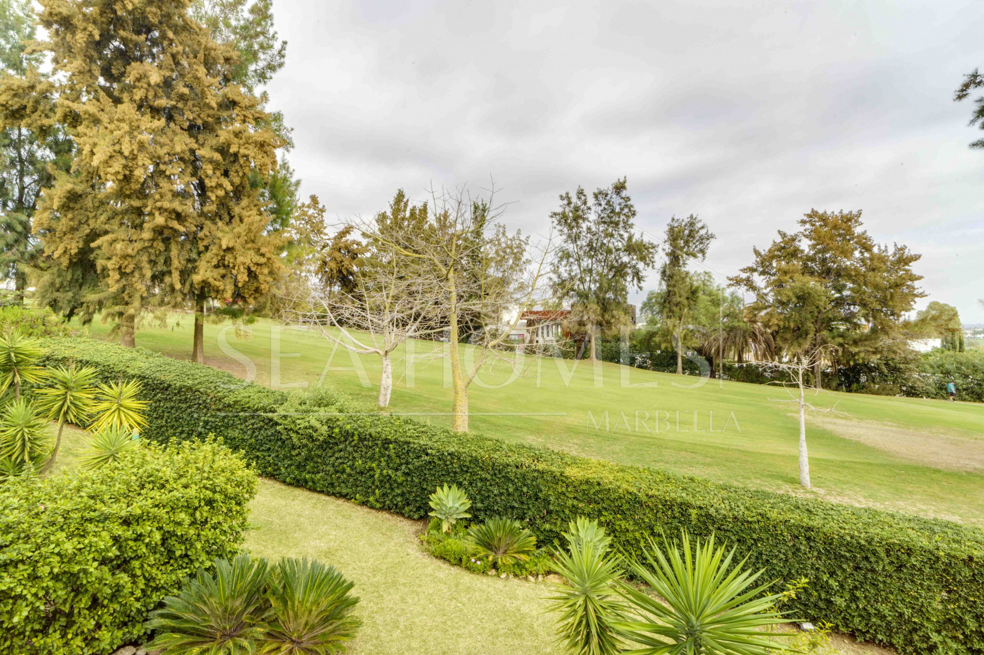 Impressive five bedroom frontline golf townhouse located in a sought after area of La Quinta, close to the 5* Westin Hotel