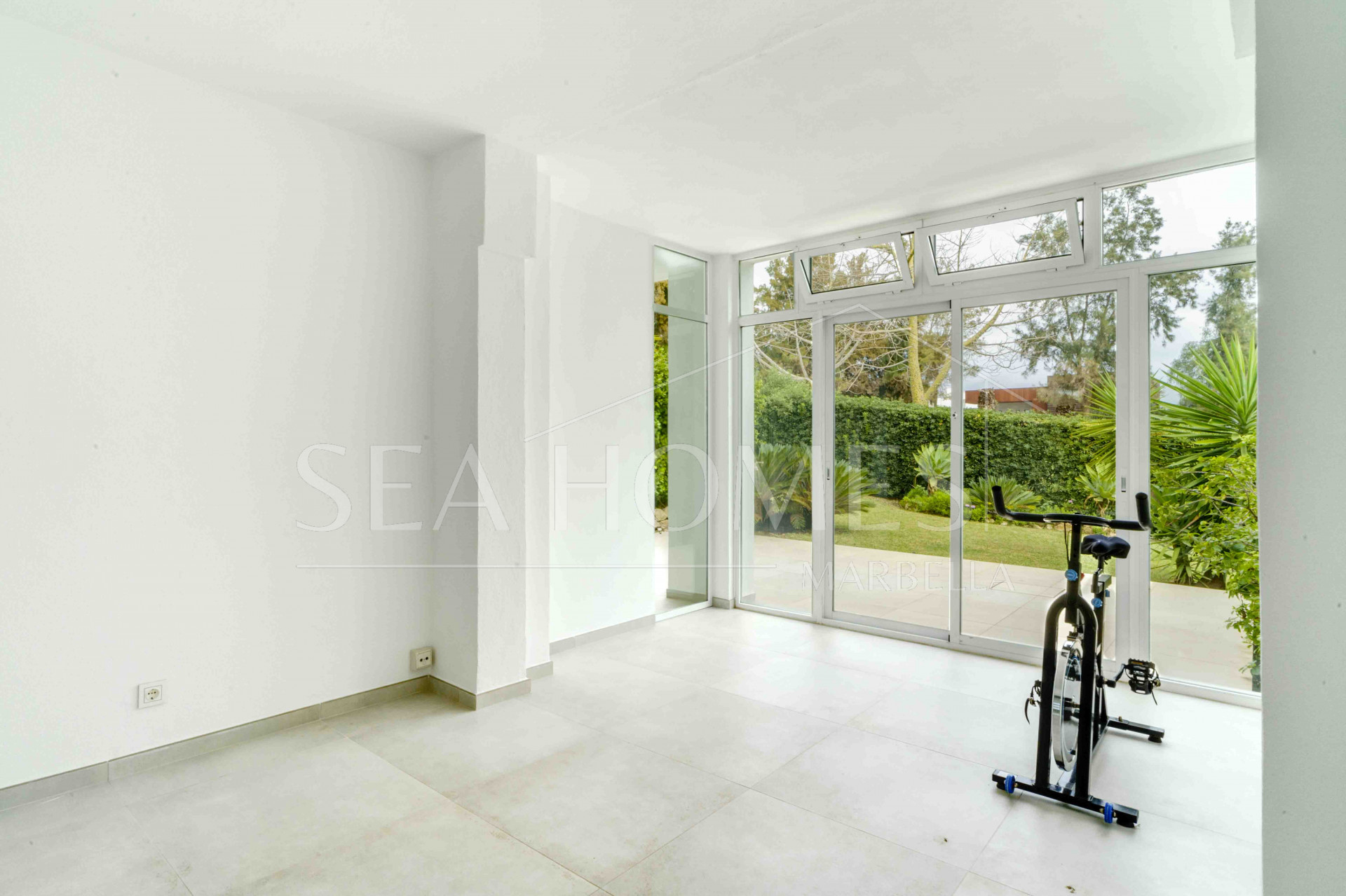 Impressive five bedroom frontline golf townhouse located in a sought after area of La Quinta, close to the 5* Westin Hotel