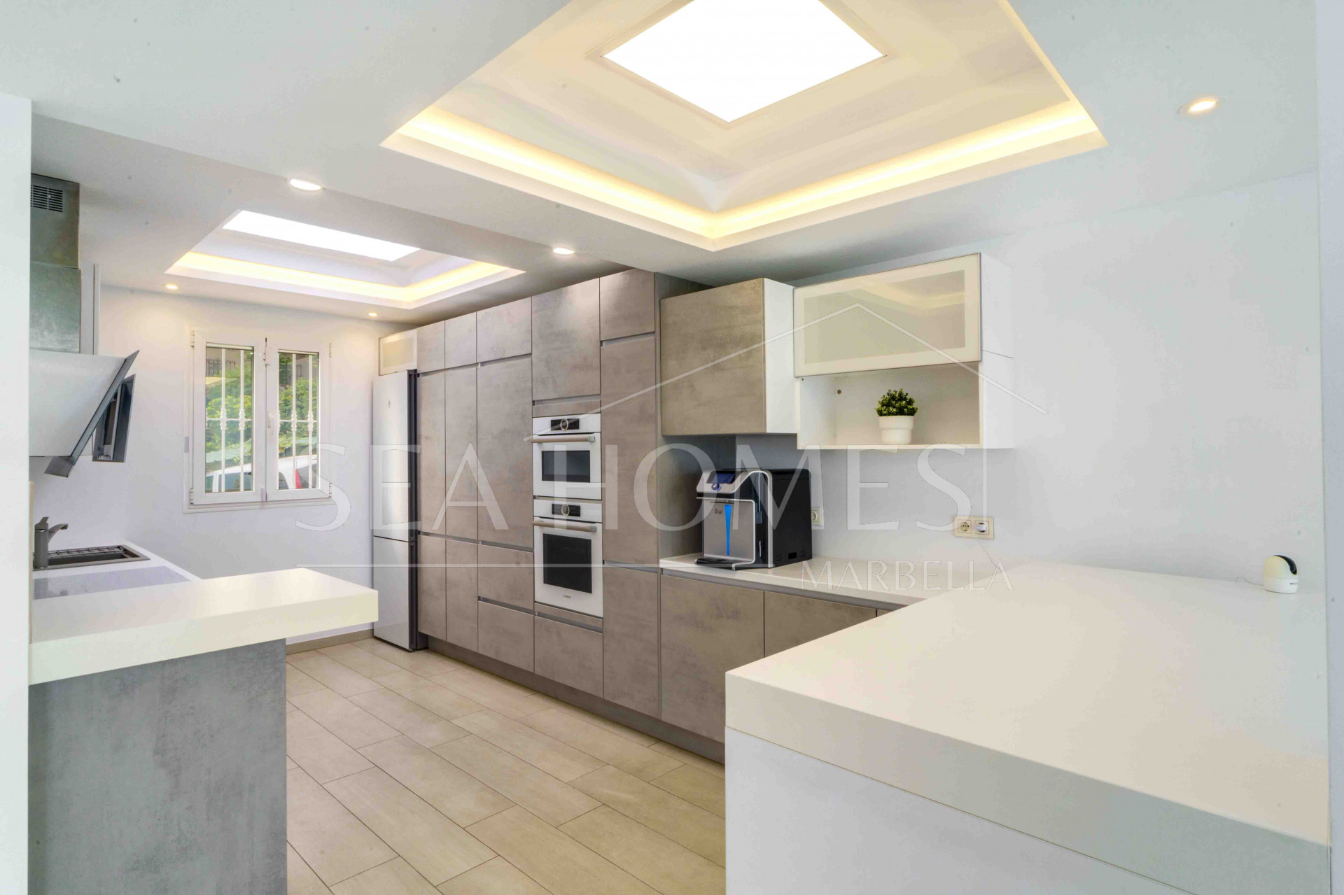 Impressive five bedroom frontline golf townhouse located in a sought after area of La Quinta, close to the 5* Westin Hotel