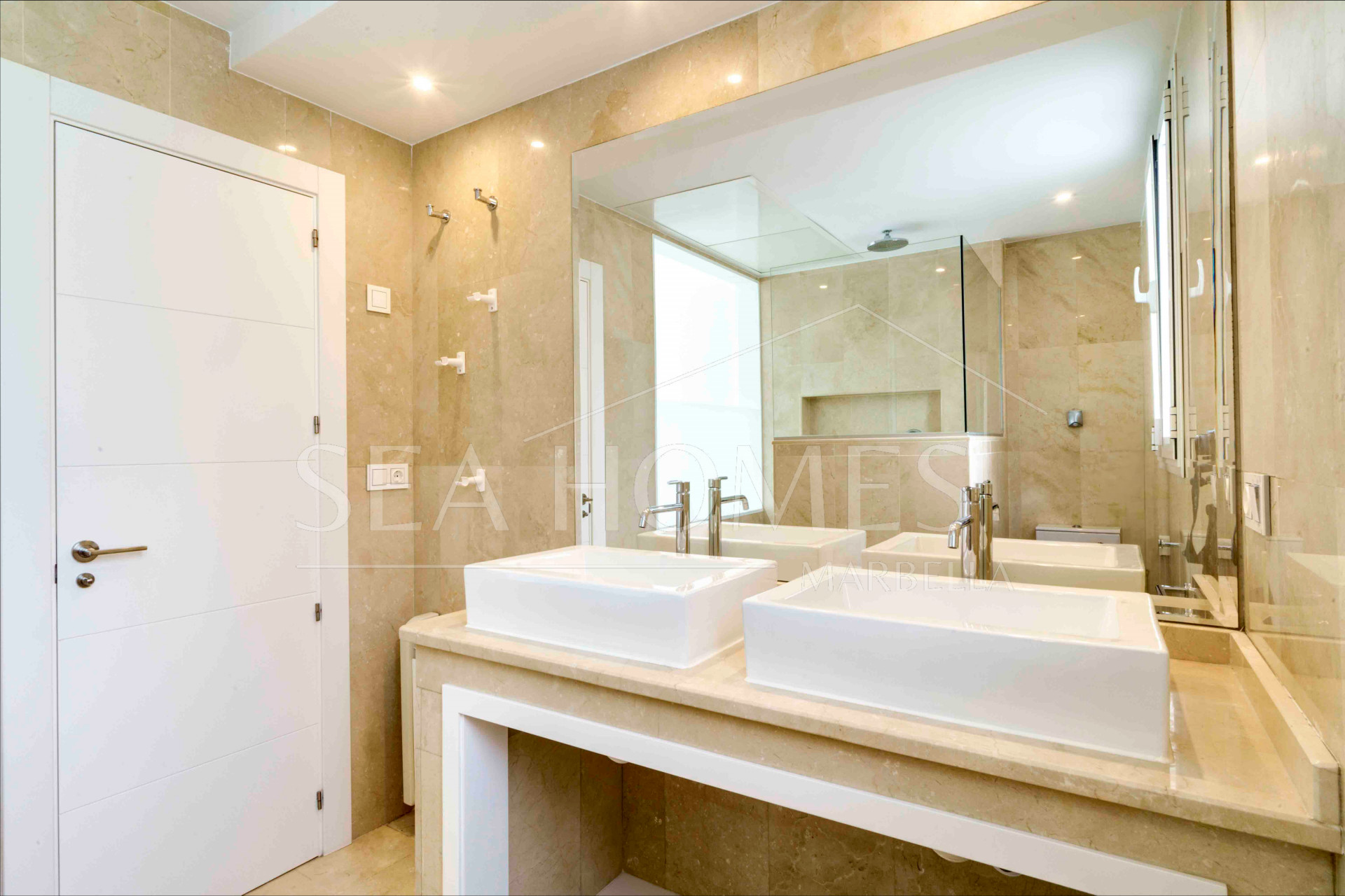 Impressive five bedroom frontline golf townhouse located in a sought after area of La Quinta, close to the 5* Westin Hotel