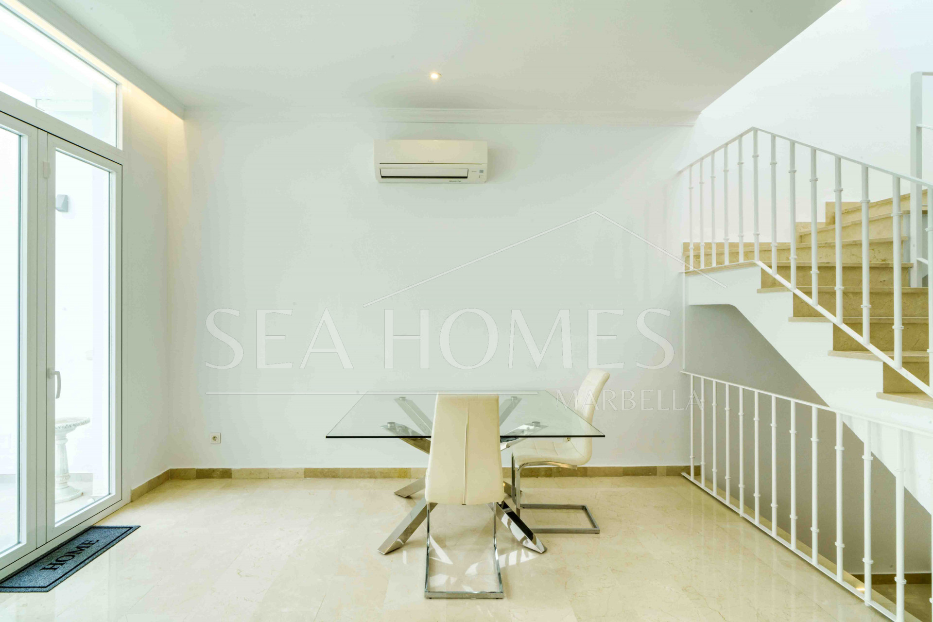 Impressive five bedroom frontline golf townhouse located in a sought after area of La Quinta, close to the 5* Westin Hotel