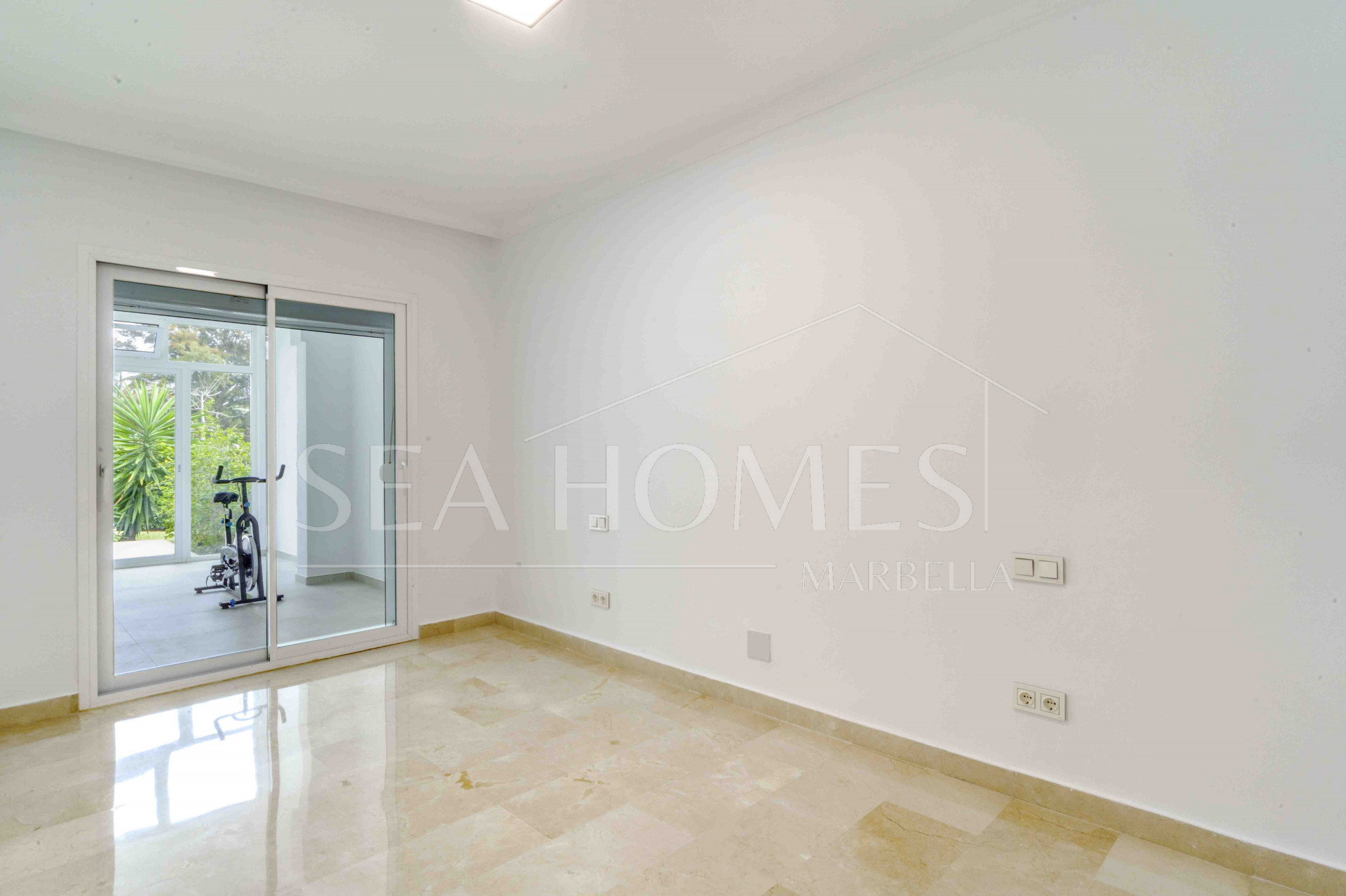Impressive five bedroom frontline golf townhouse located in a sought after area of La Quinta, close to the 5* Westin Hotel