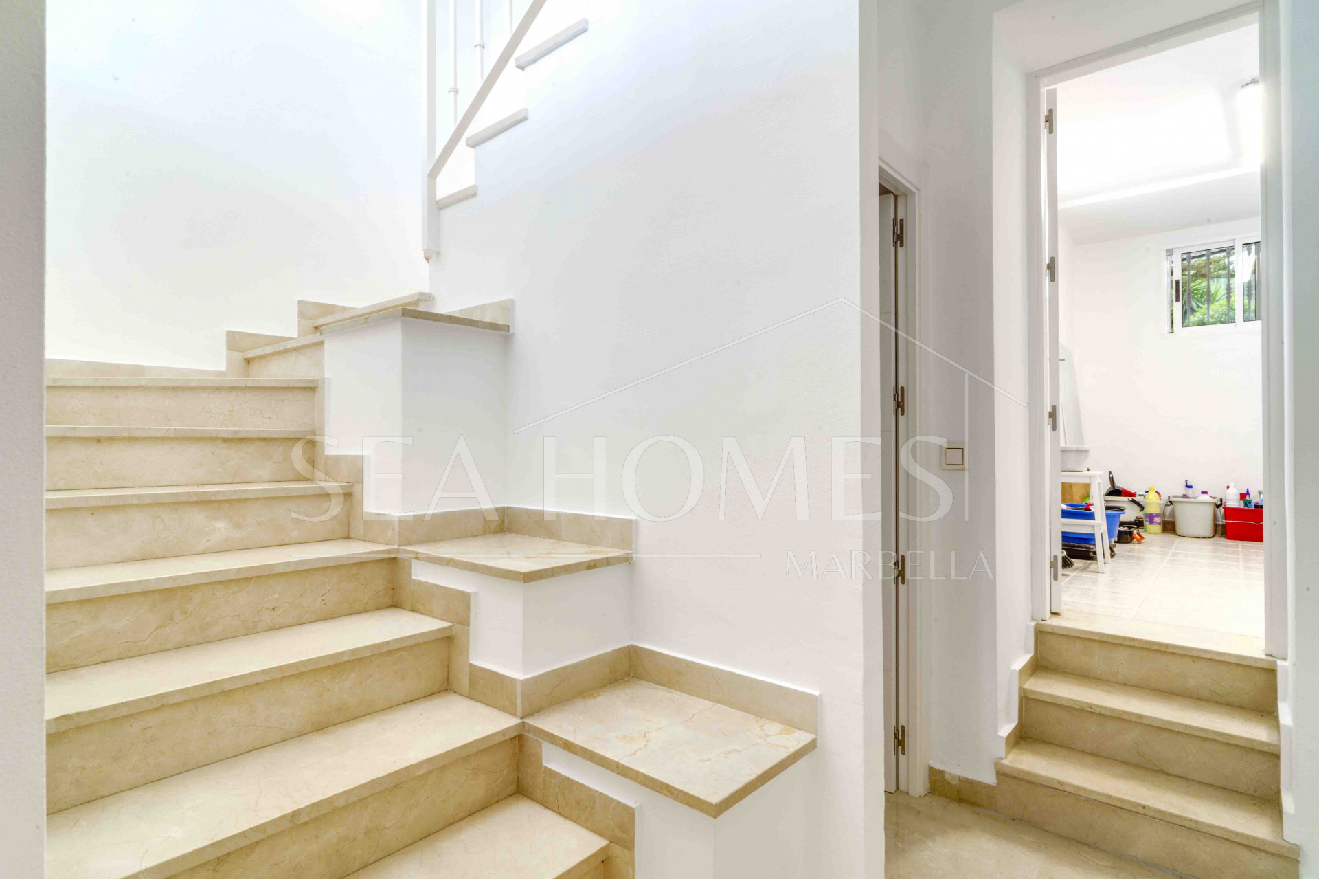 Impressive five bedroom frontline golf townhouse located in a sought after area of La Quinta, close to the 5* Westin Hotel
